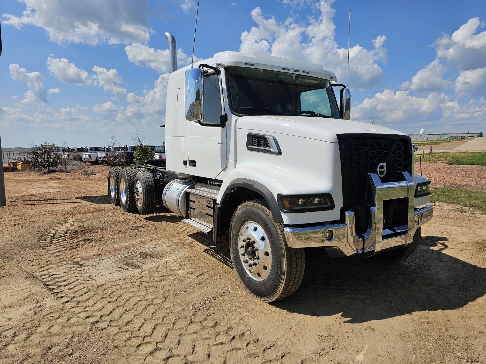 2025 VOLVO VHD84FT400 - image 2 of 6