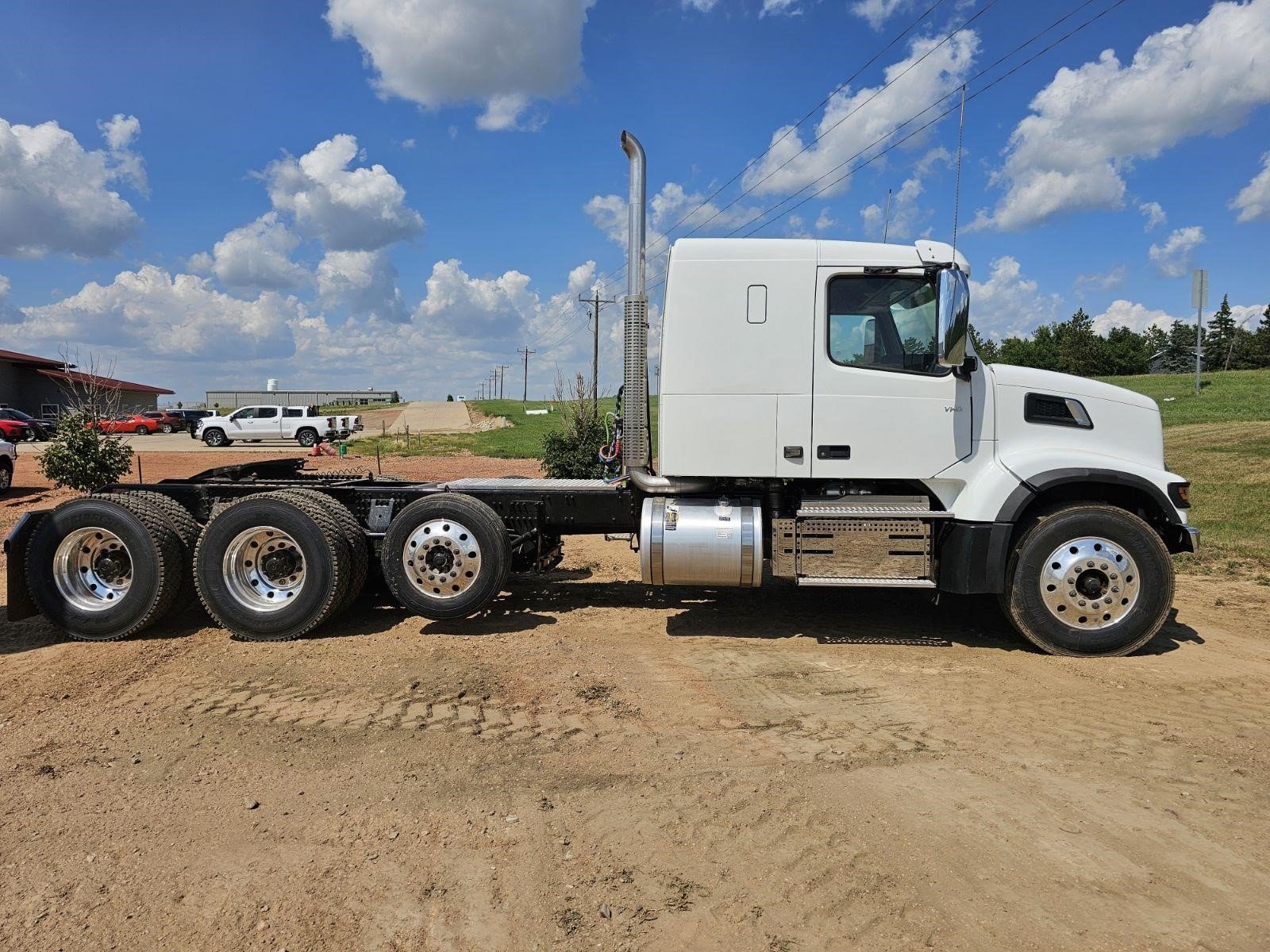 2025 VOLVO VHD84FT400 - image 4 of 6