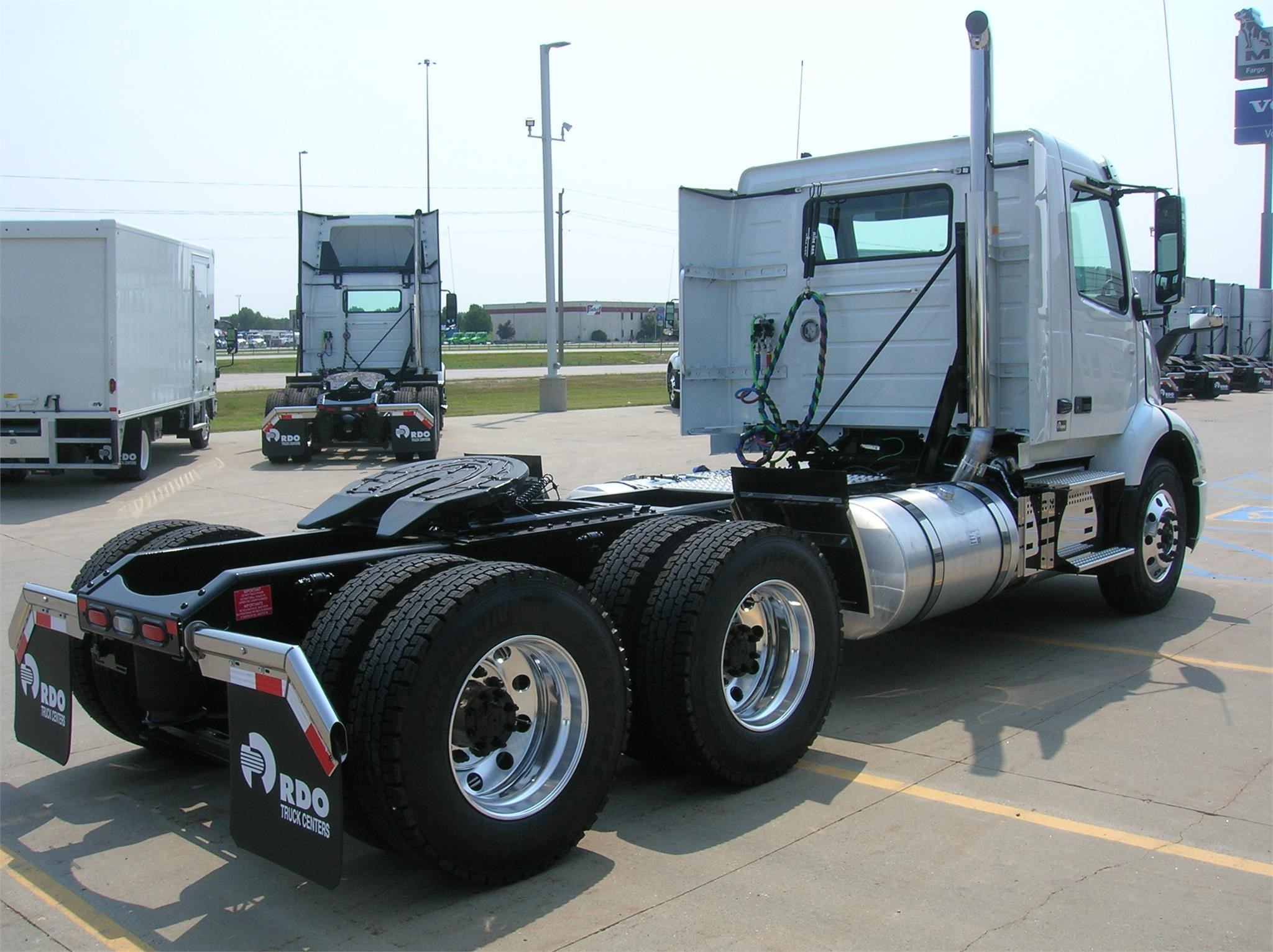 2025 VOLVO VNR64T300 - image 5 of 6