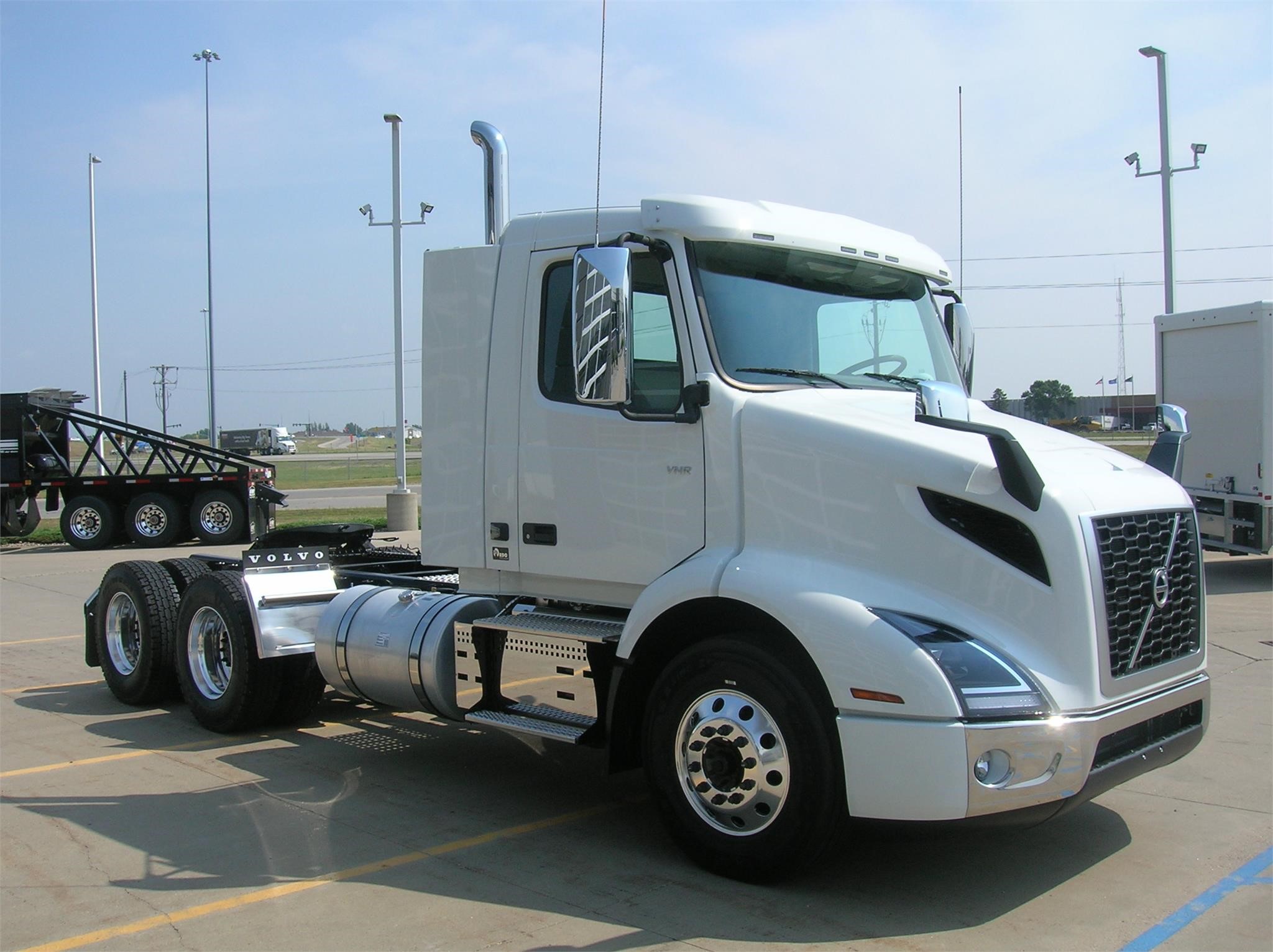 2025 VOLVO VNR64T300 - image 3 of 6