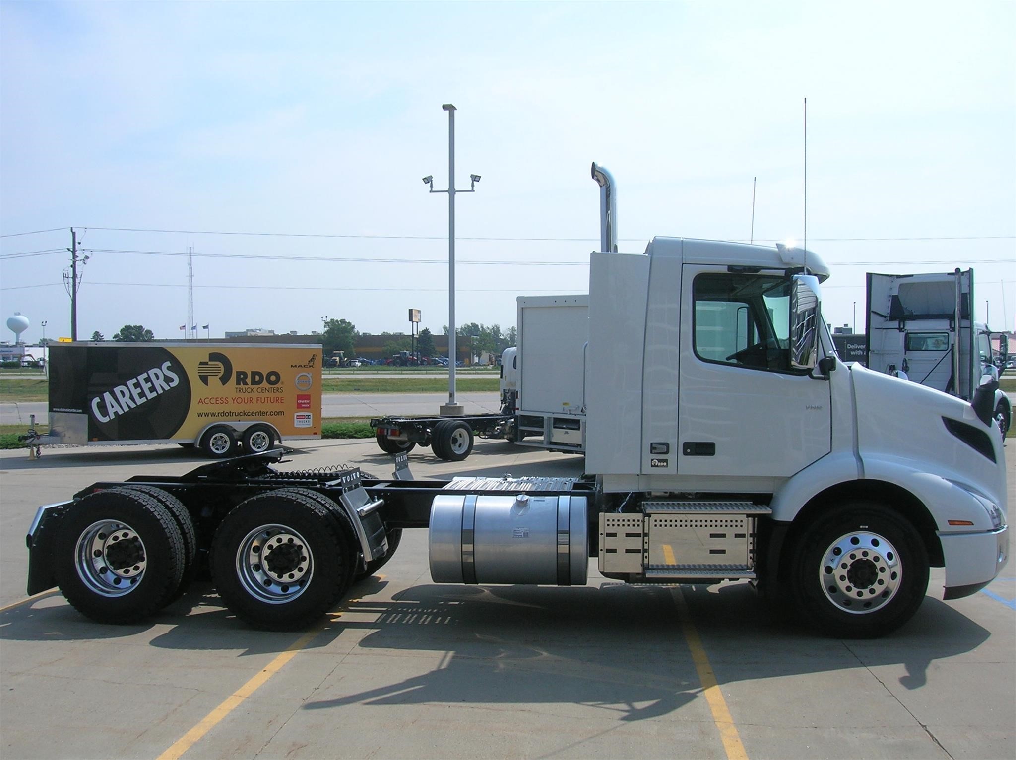 2025 VOLVO VNR64T300 - image 4 of 6