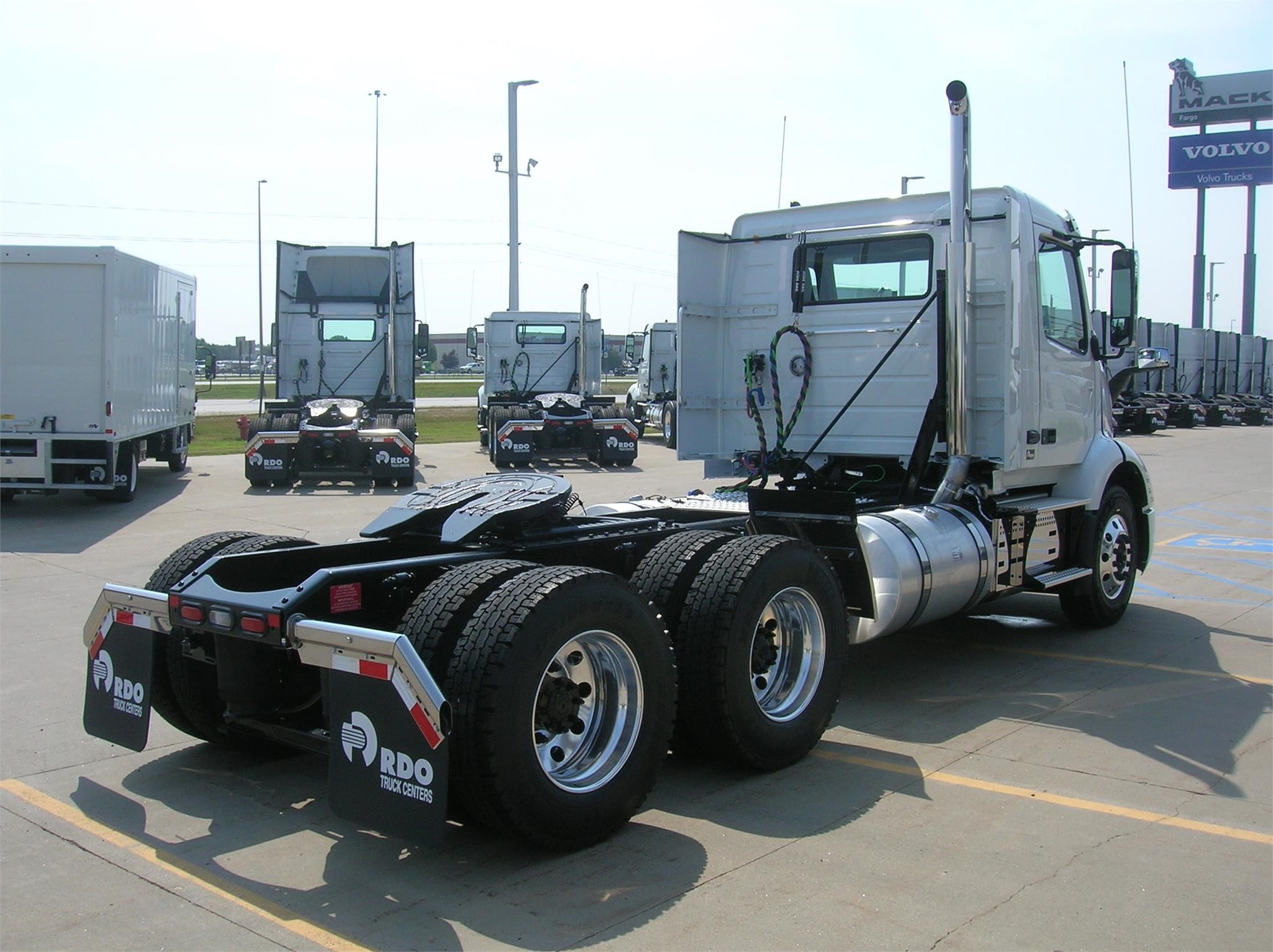 2025 VOLVO VNR64T300 - image 5 of 6