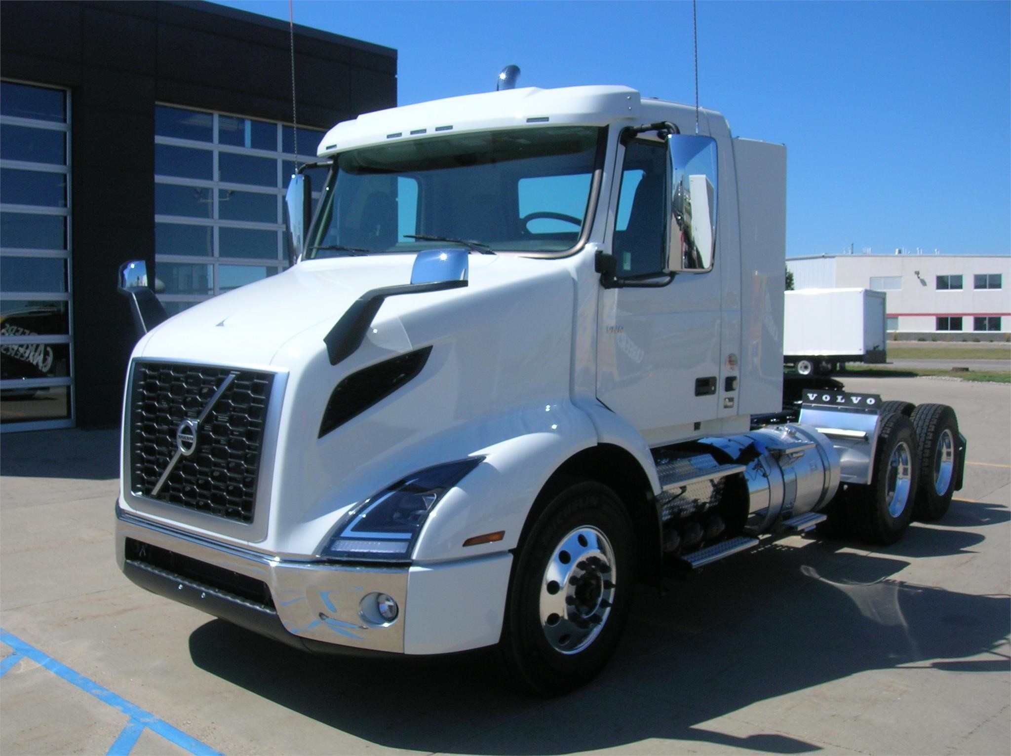 2025 VOLVO VNR64T300 - image 1 of 6