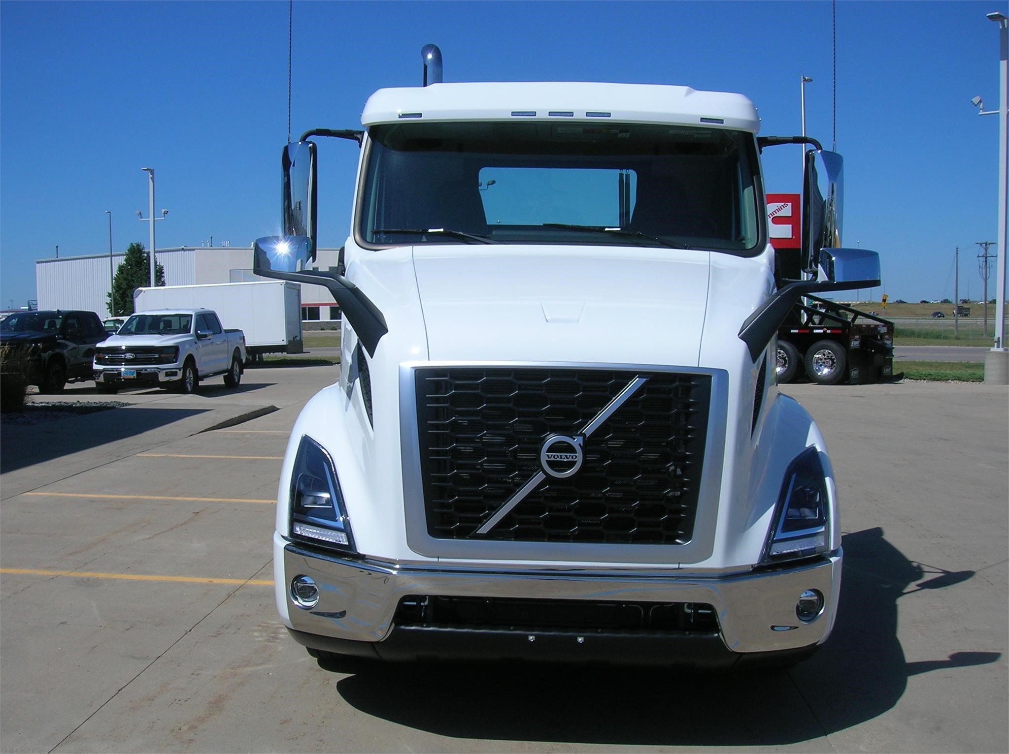 2025 VOLVO VNR64T300 - image 2 of 6