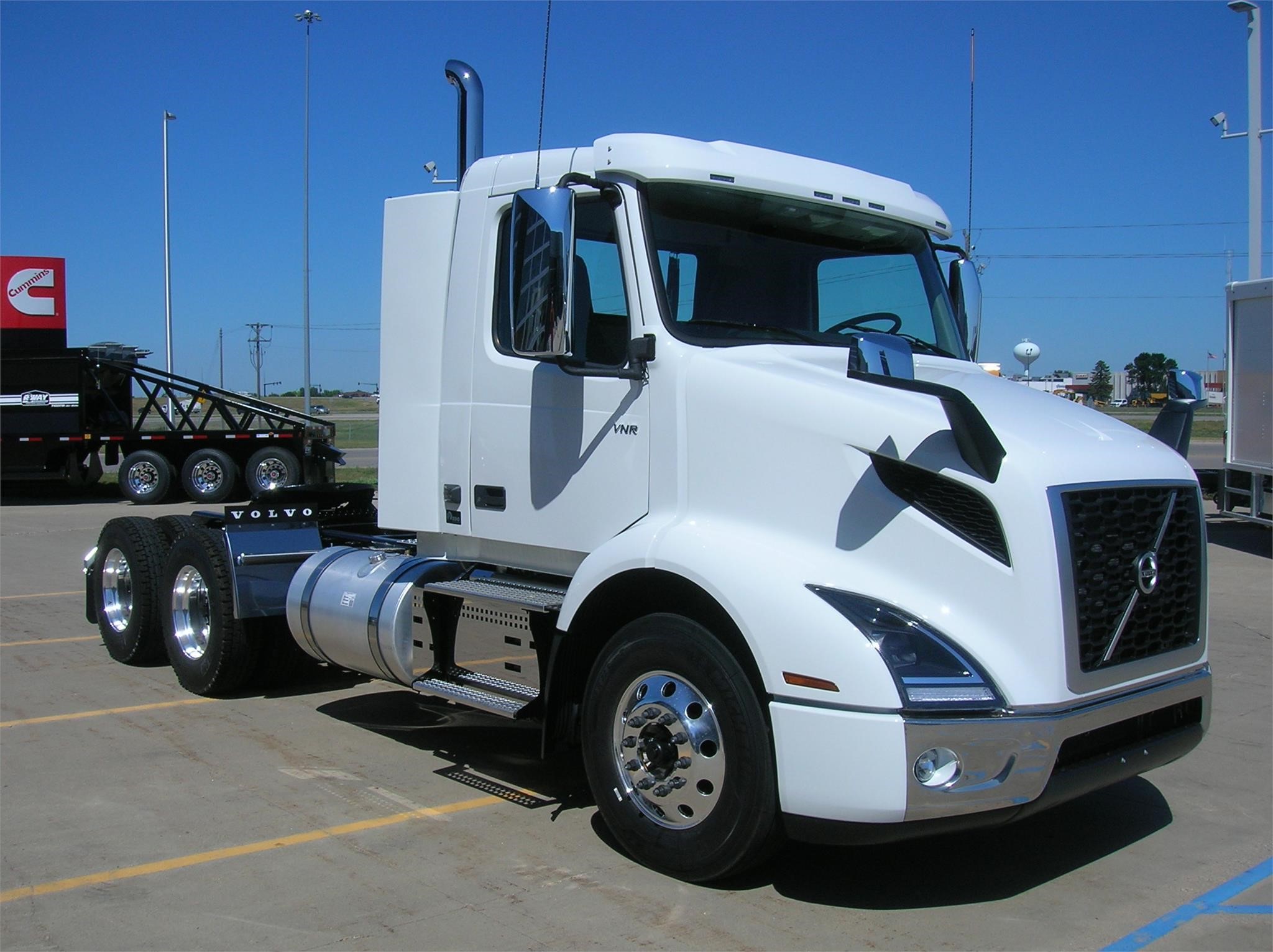 2025 VOLVO VNR64T300 - image 3 of 6