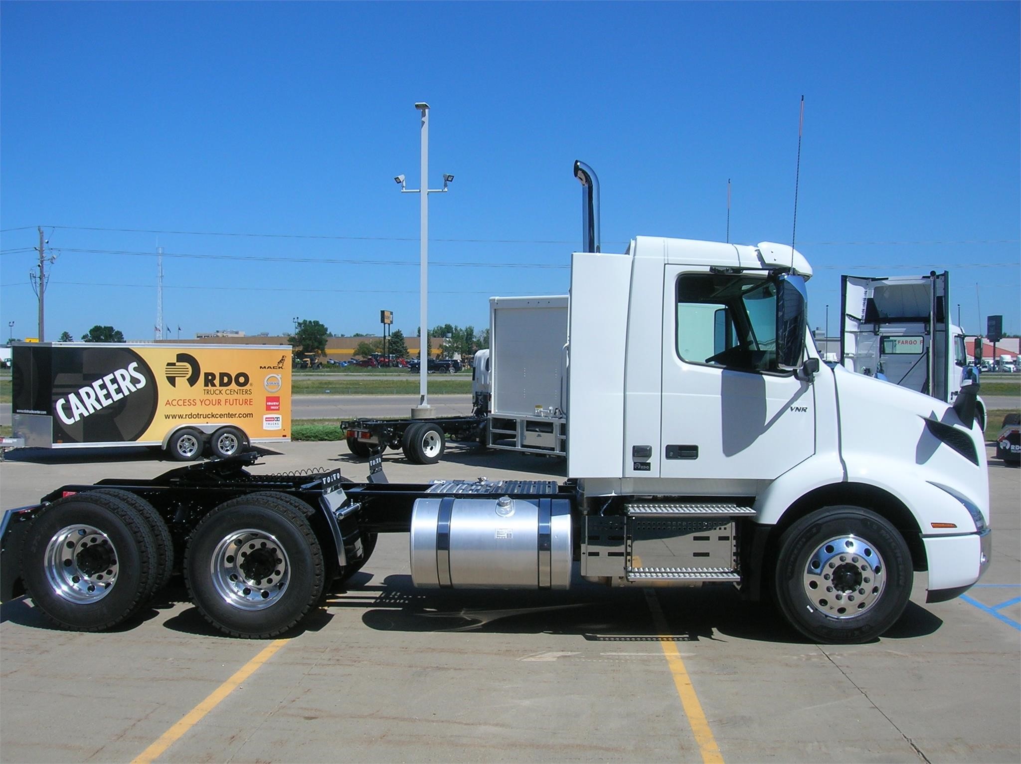 2025 VOLVO VNR64T300 - image 4 of 6