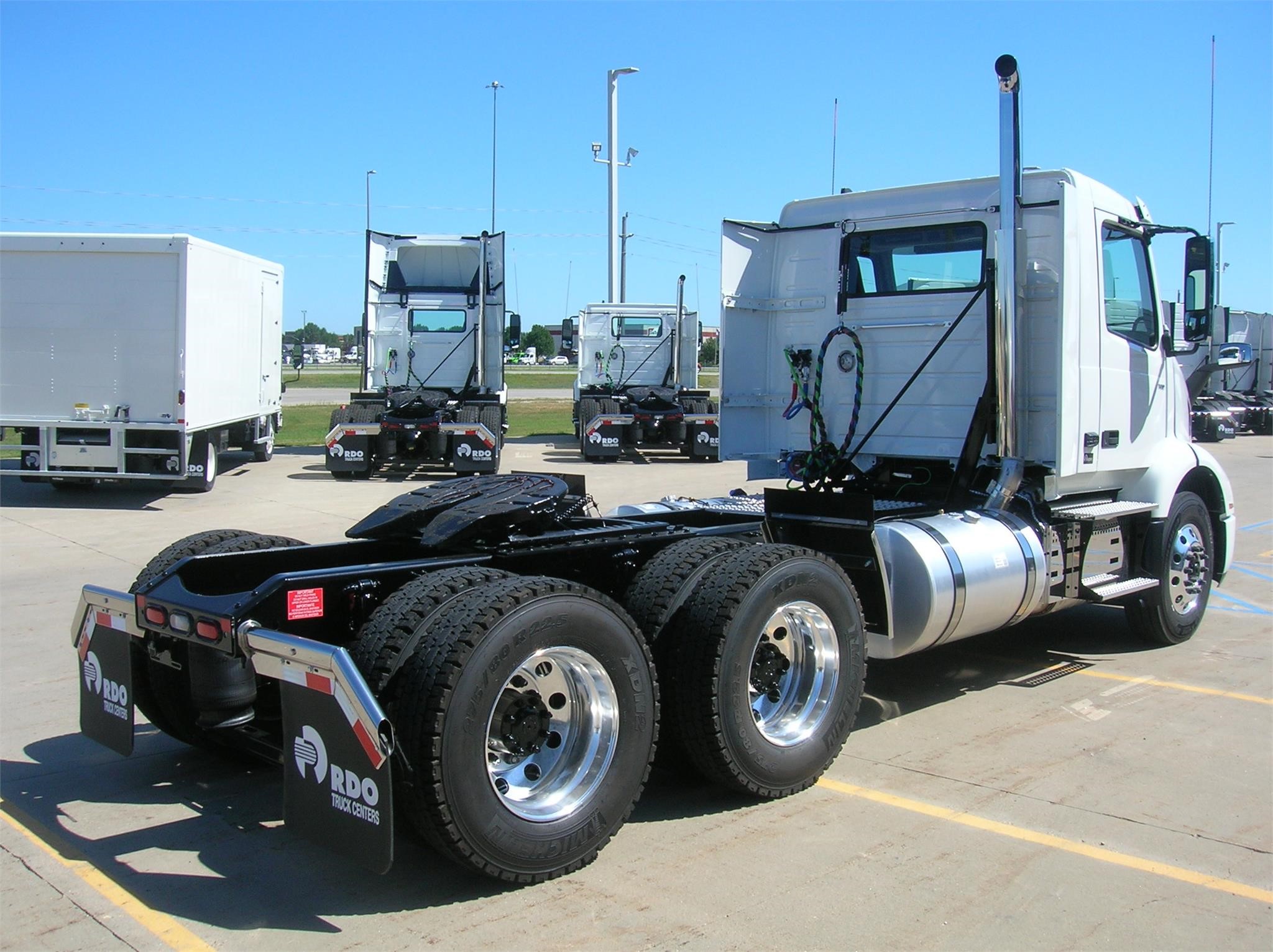 2025 VOLVO VNR64T300 - image 5 of 6