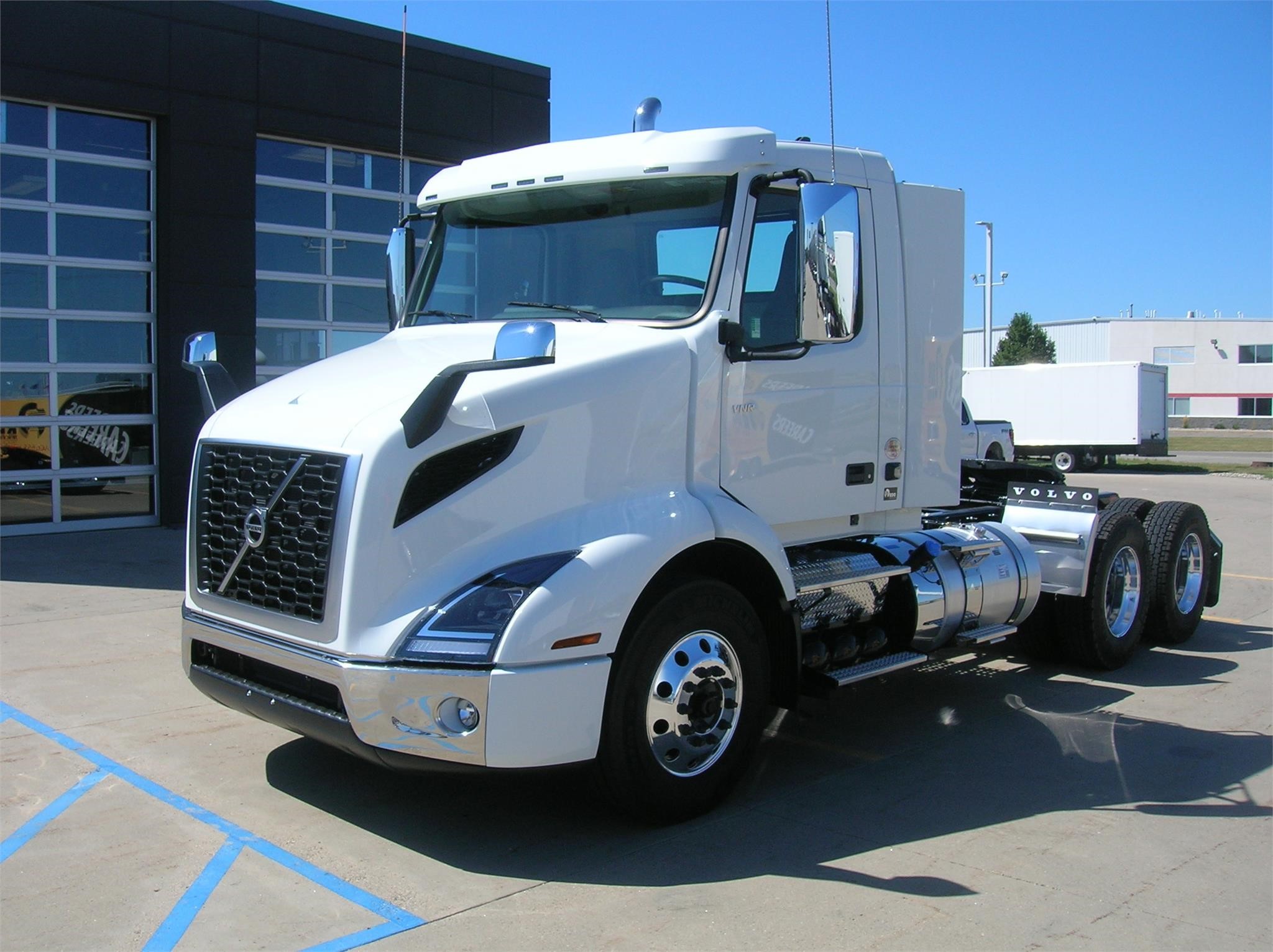 2025 VOLVO VNR64T300 - image 1 of 6