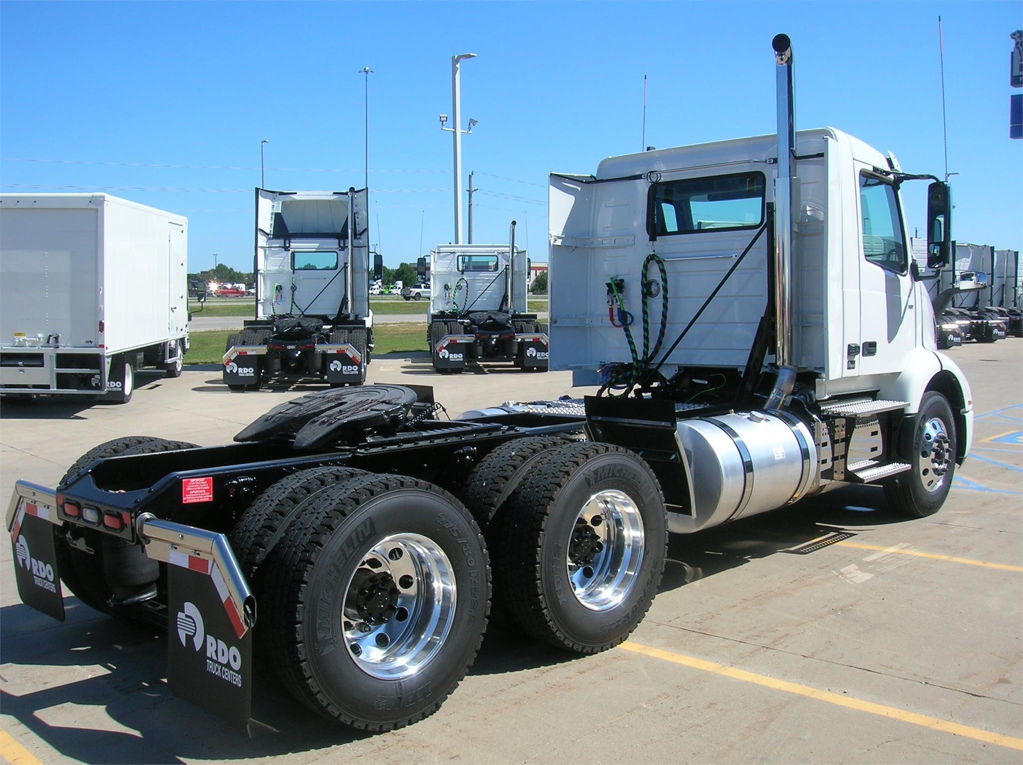 2025 VOLVO VNR64T300 - image 5 of 6