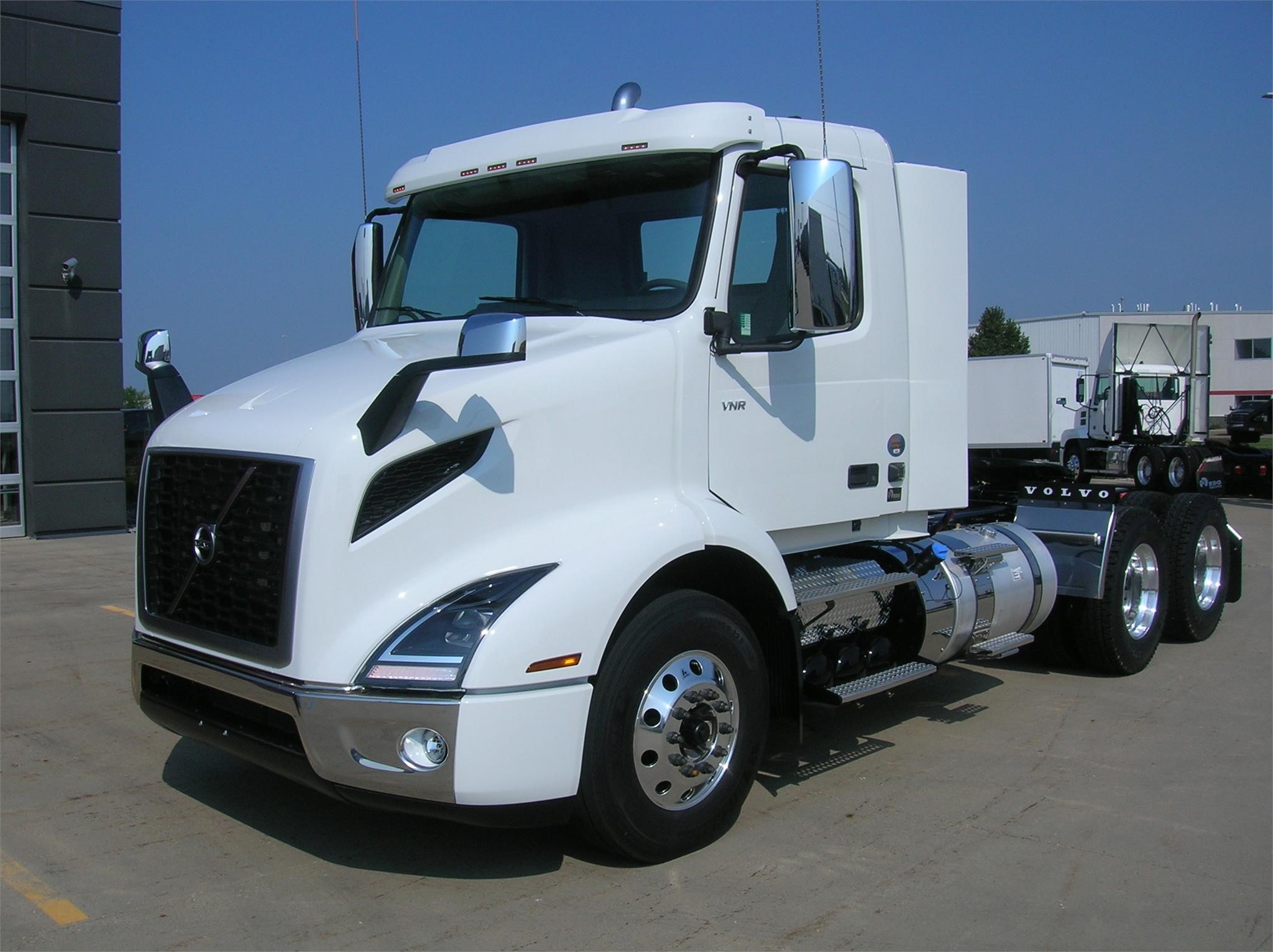 2025 VOLVO VNR64T300 - image 1 of 6