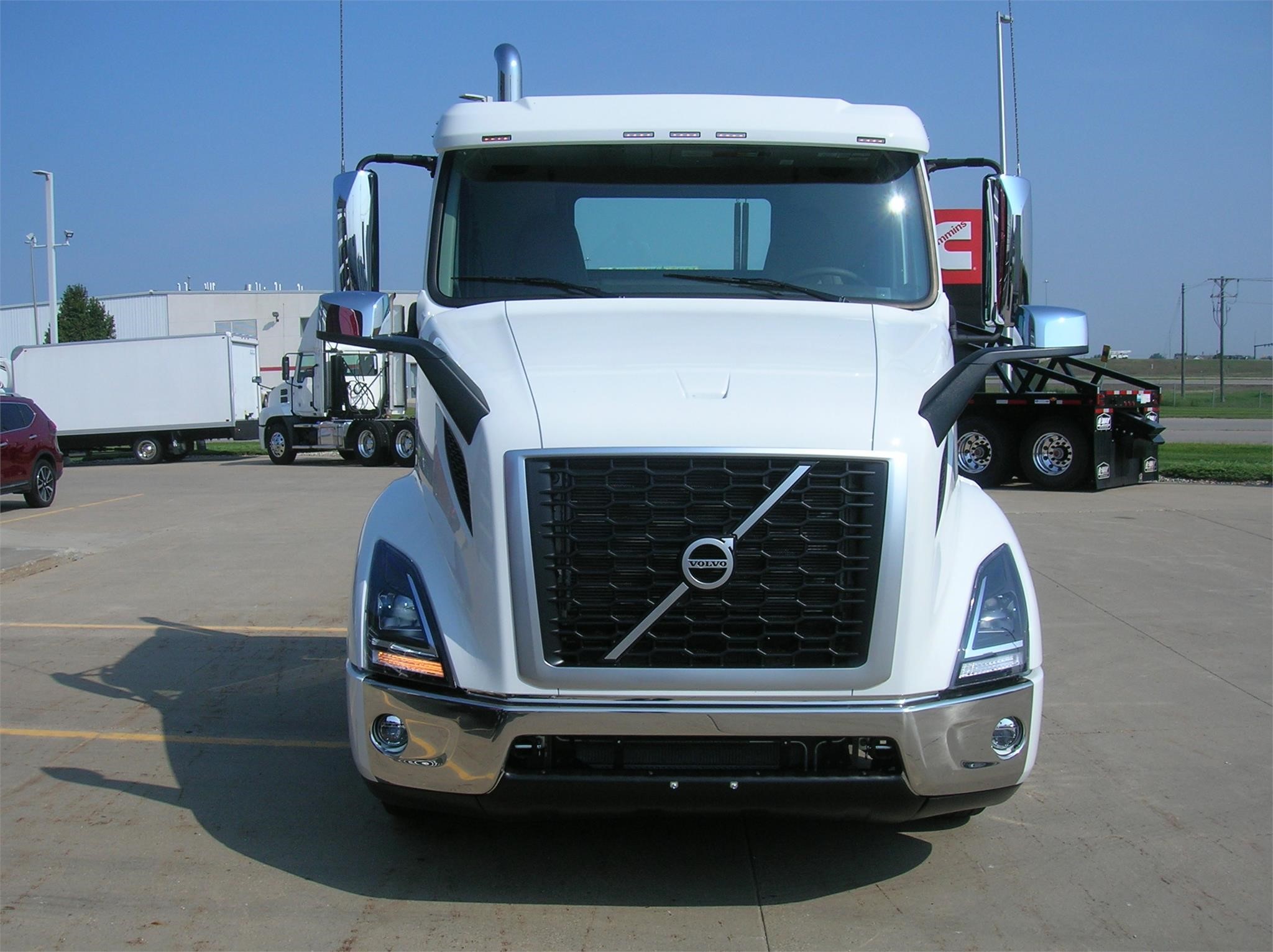 2025 VOLVO VNR64T300 - image 2 of 6