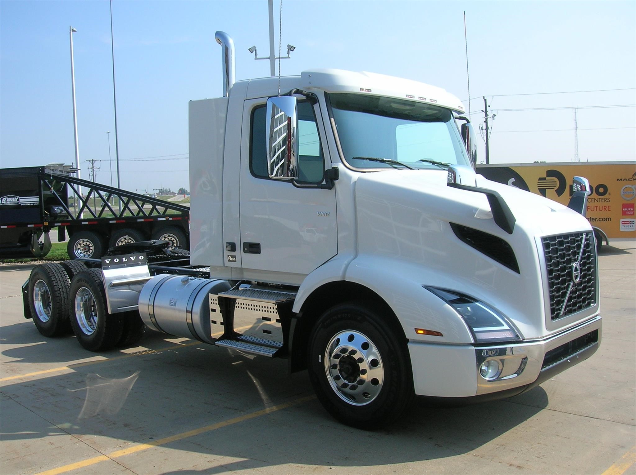 2025 VOLVO VNR64T300 - image 3 of 6