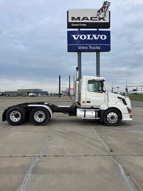 2007 VOLVO VNL64T300 - image 4 of 6