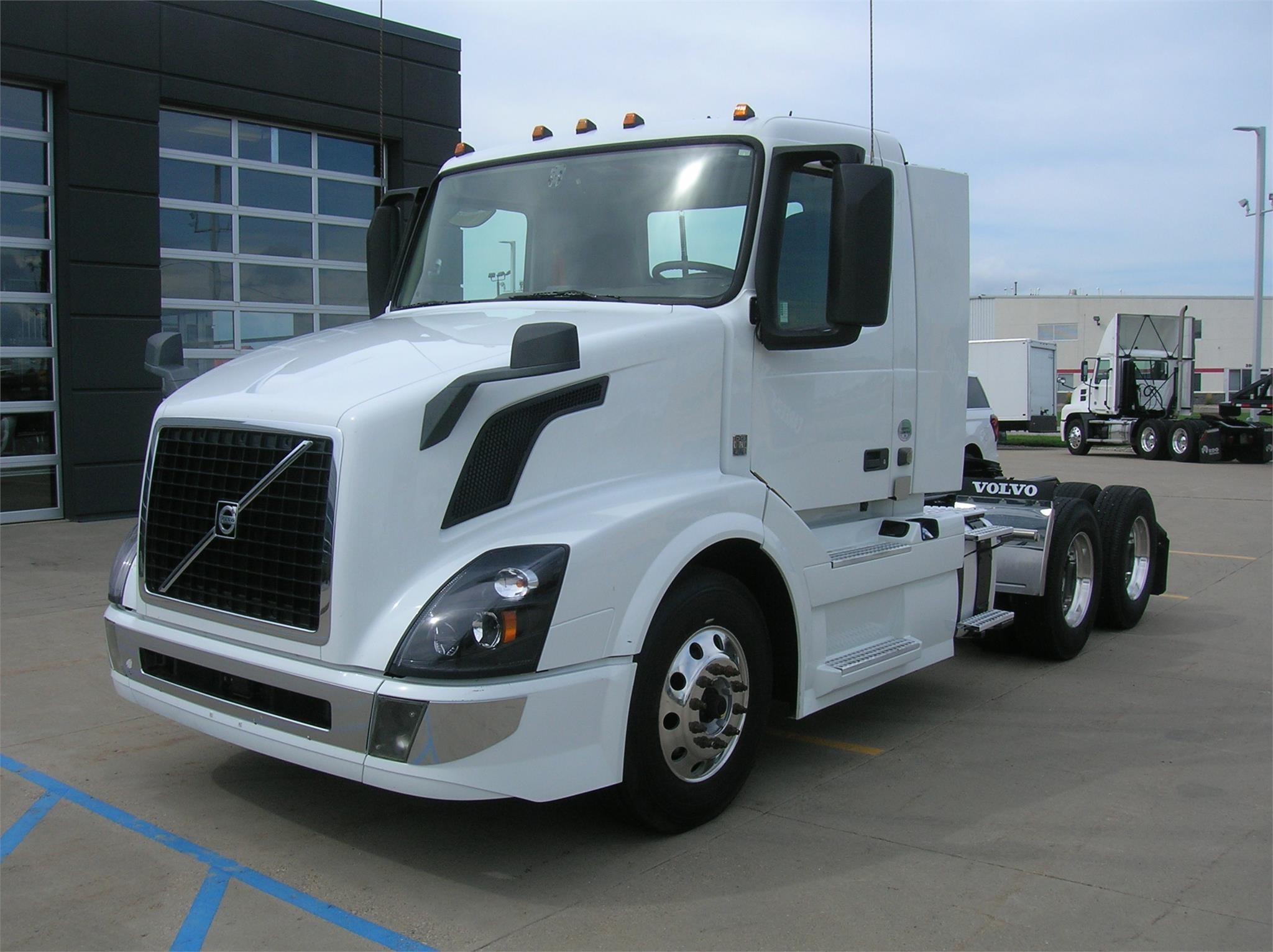 2018 VOLVO VNL64T300 - image 1 of 6