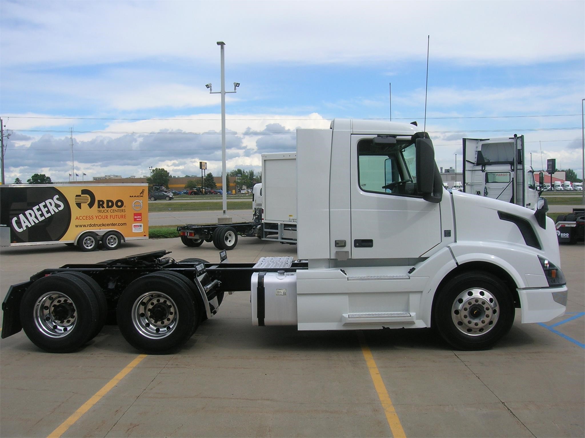 2018 VOLVO VNL64T300 - image 4 of 6