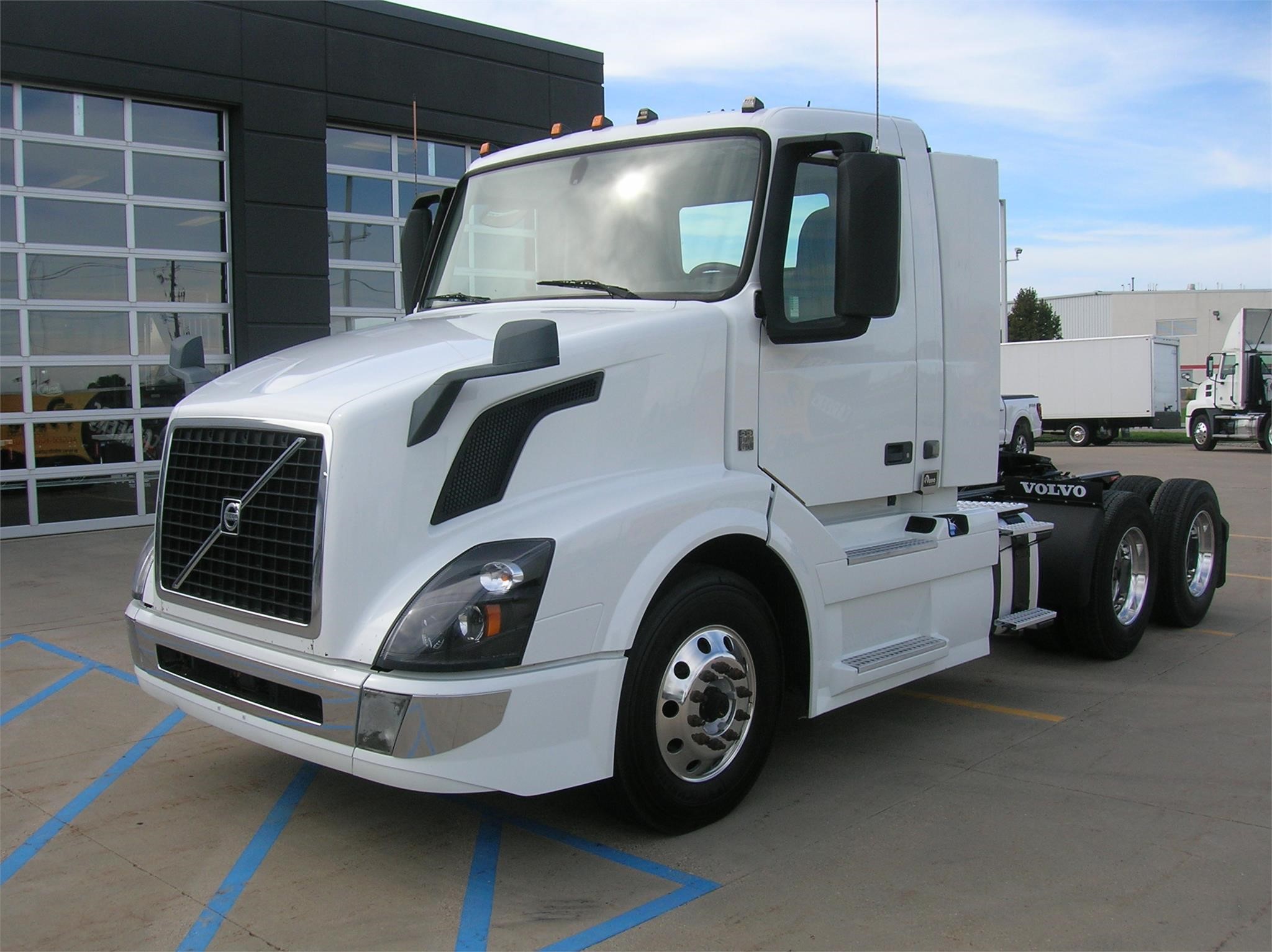 2018 VOLVO VNL64T300 - image 1 of 6