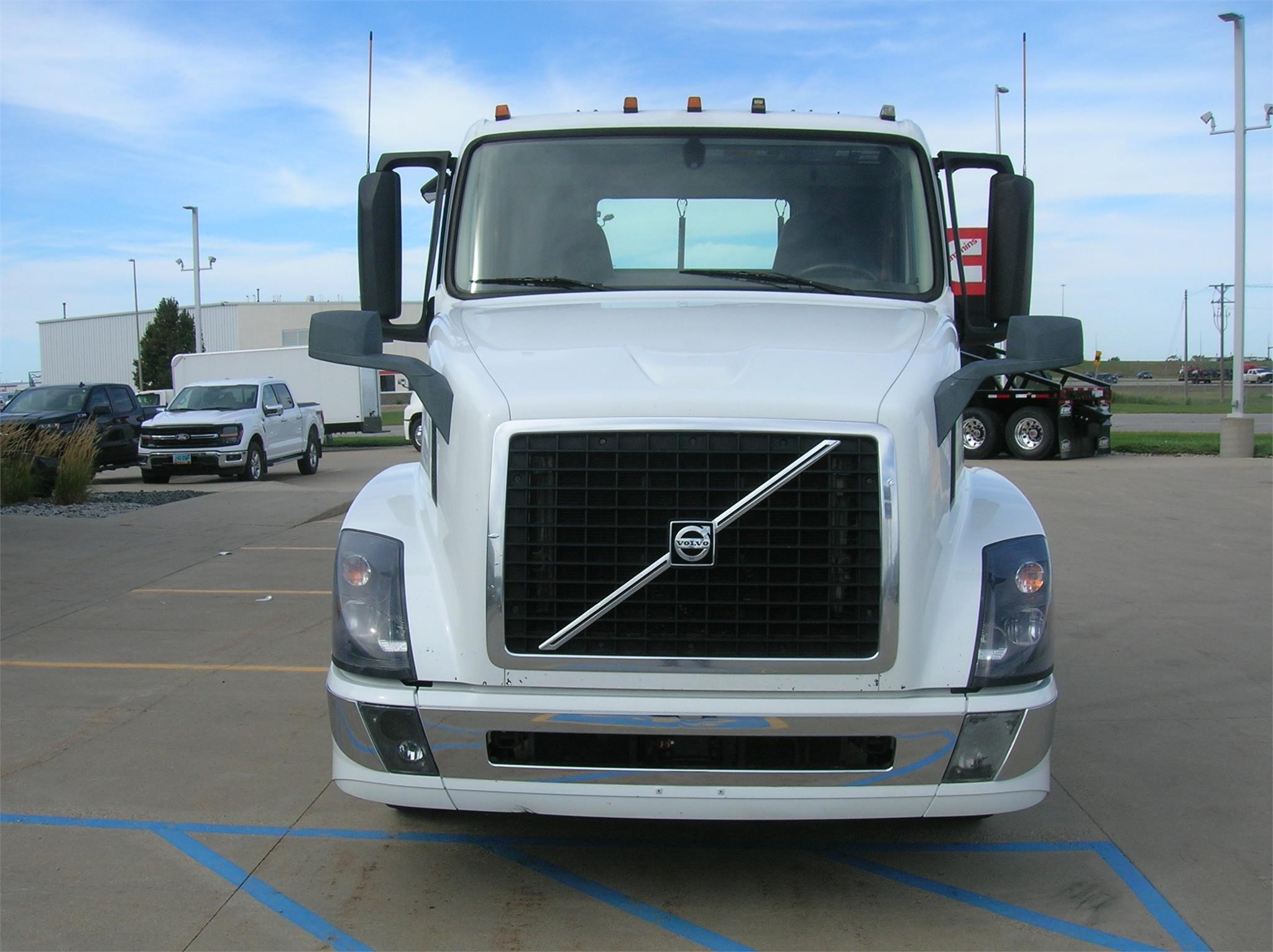 2018 VOLVO VNL64T300 - image 2 of 6