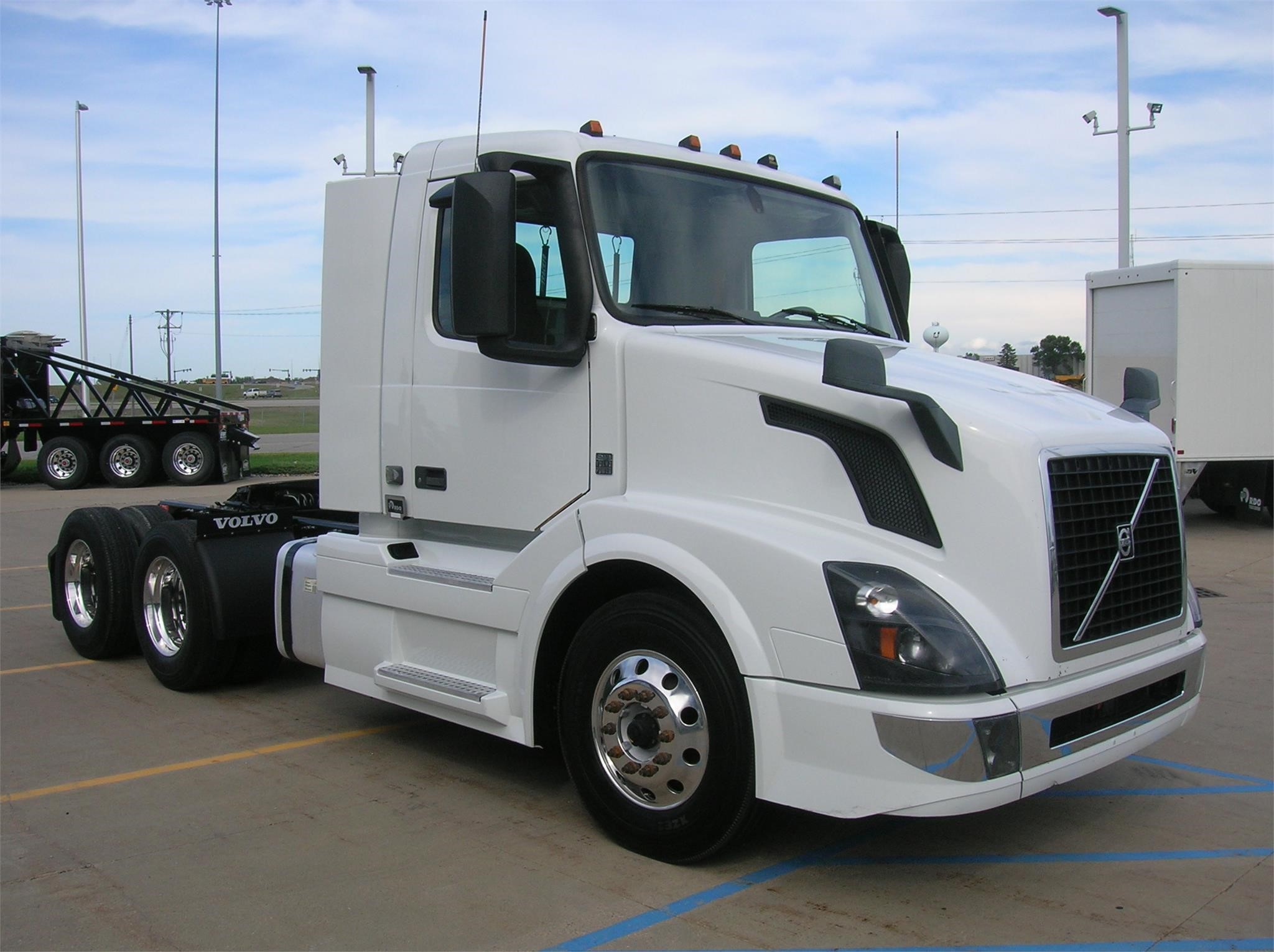 2018 VOLVO VNL64T300 - image 3 of 6