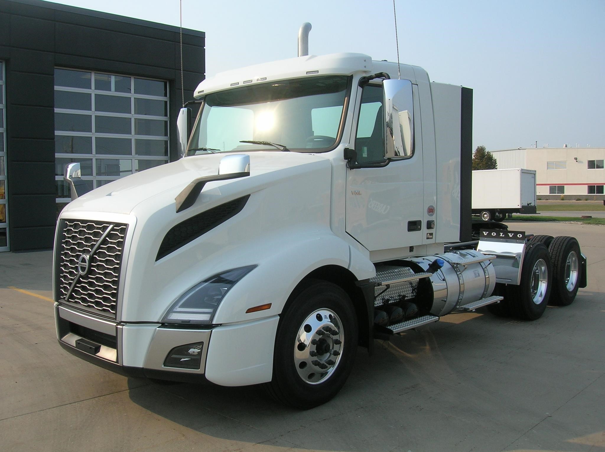 2025 VOLVO VNL64T300 - image 1 of 6