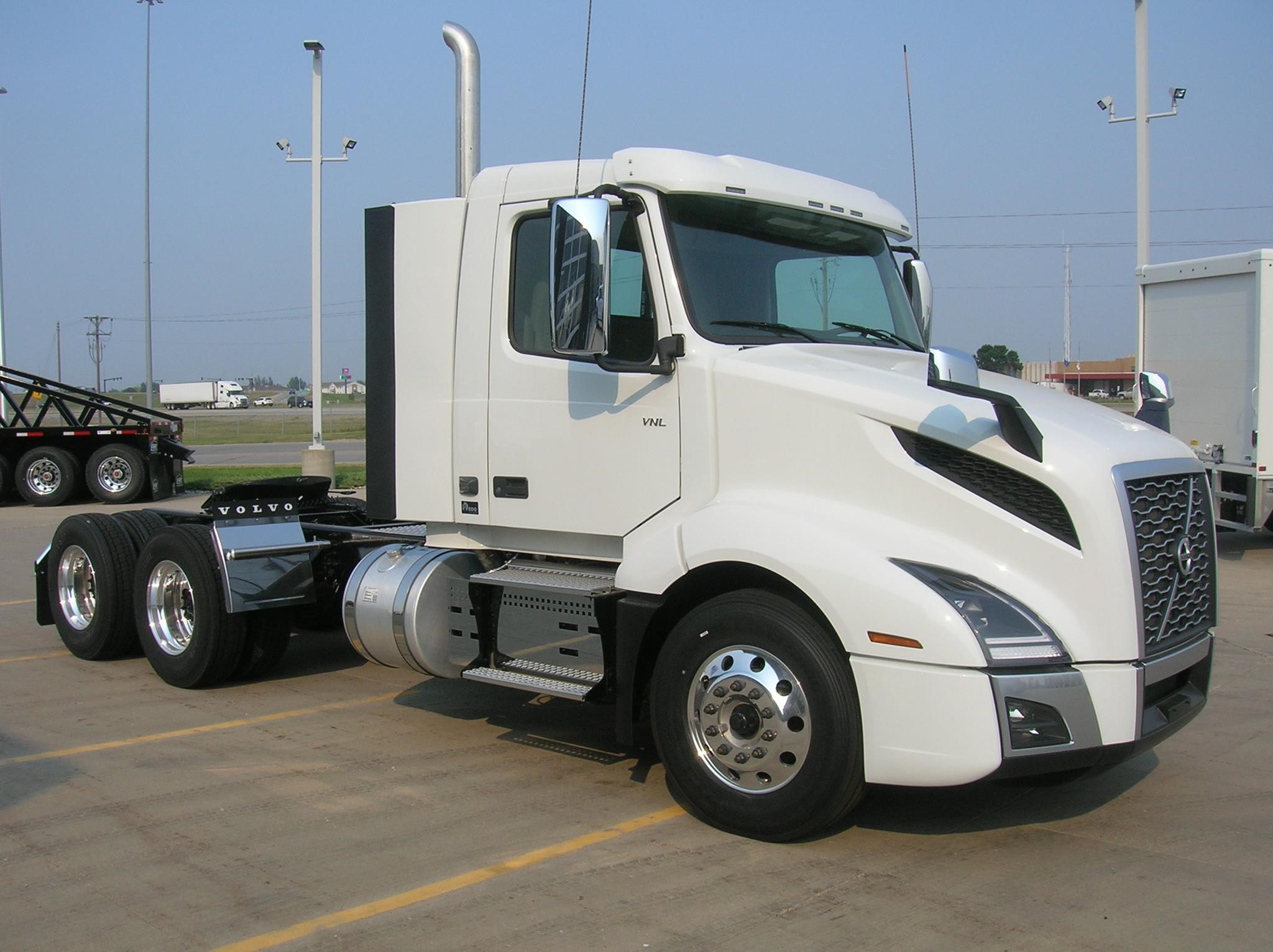 2025 VOLVO VNL64T300 - image 3 of 6