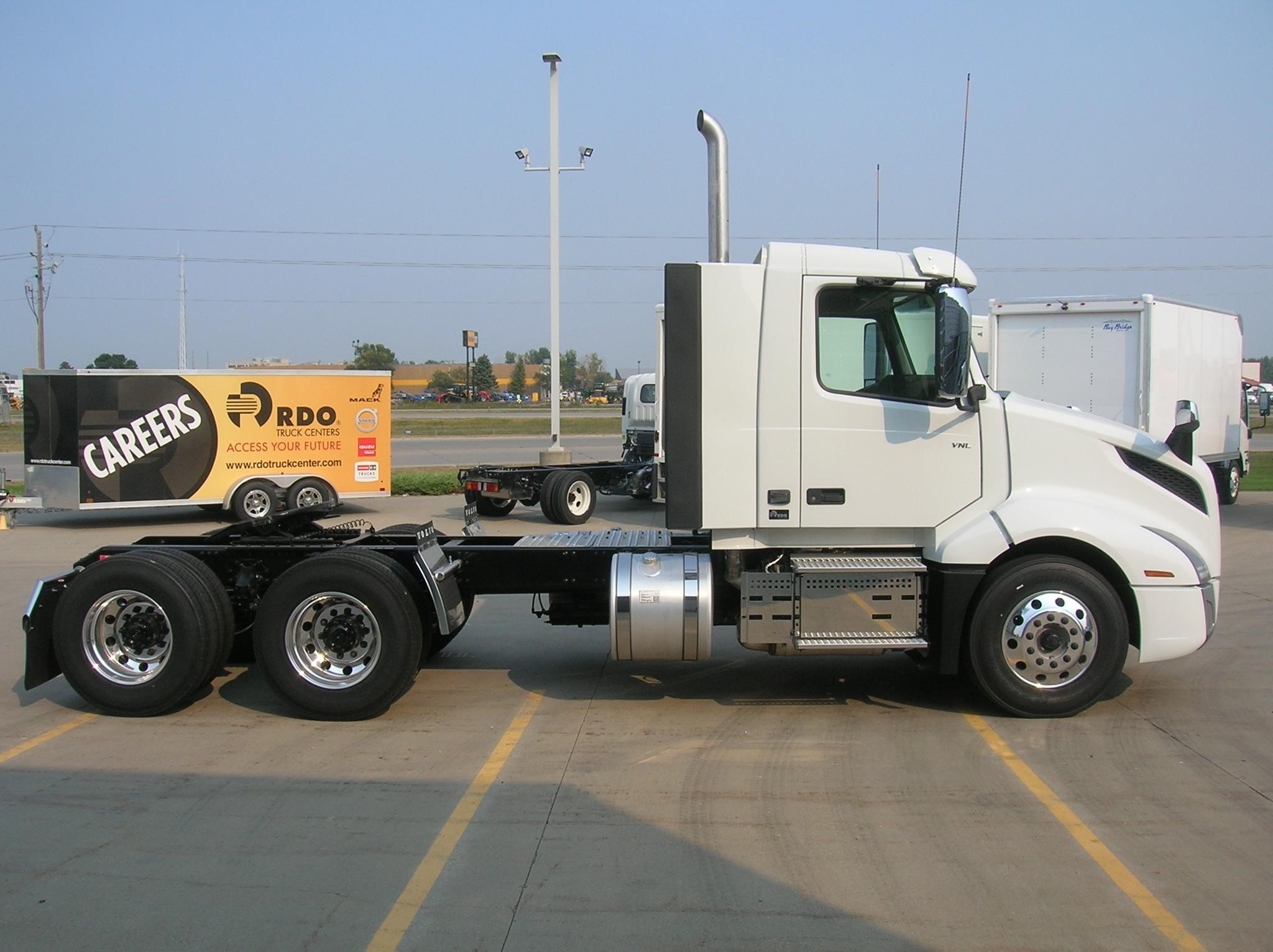 2025 VOLVO VNL64T300 - image 4 of 6