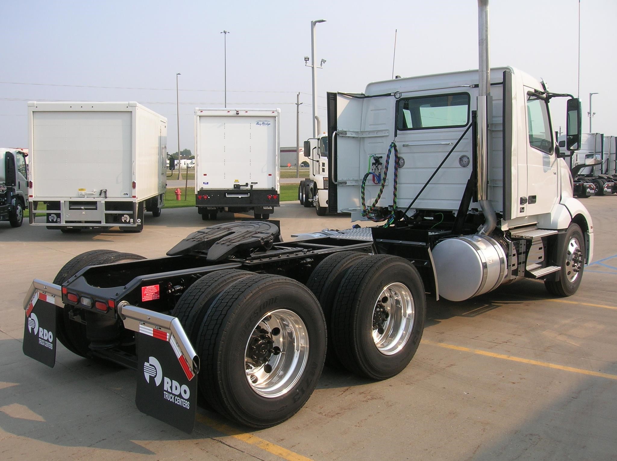 2025 VOLVO VNL64T300 - image 5 of 6