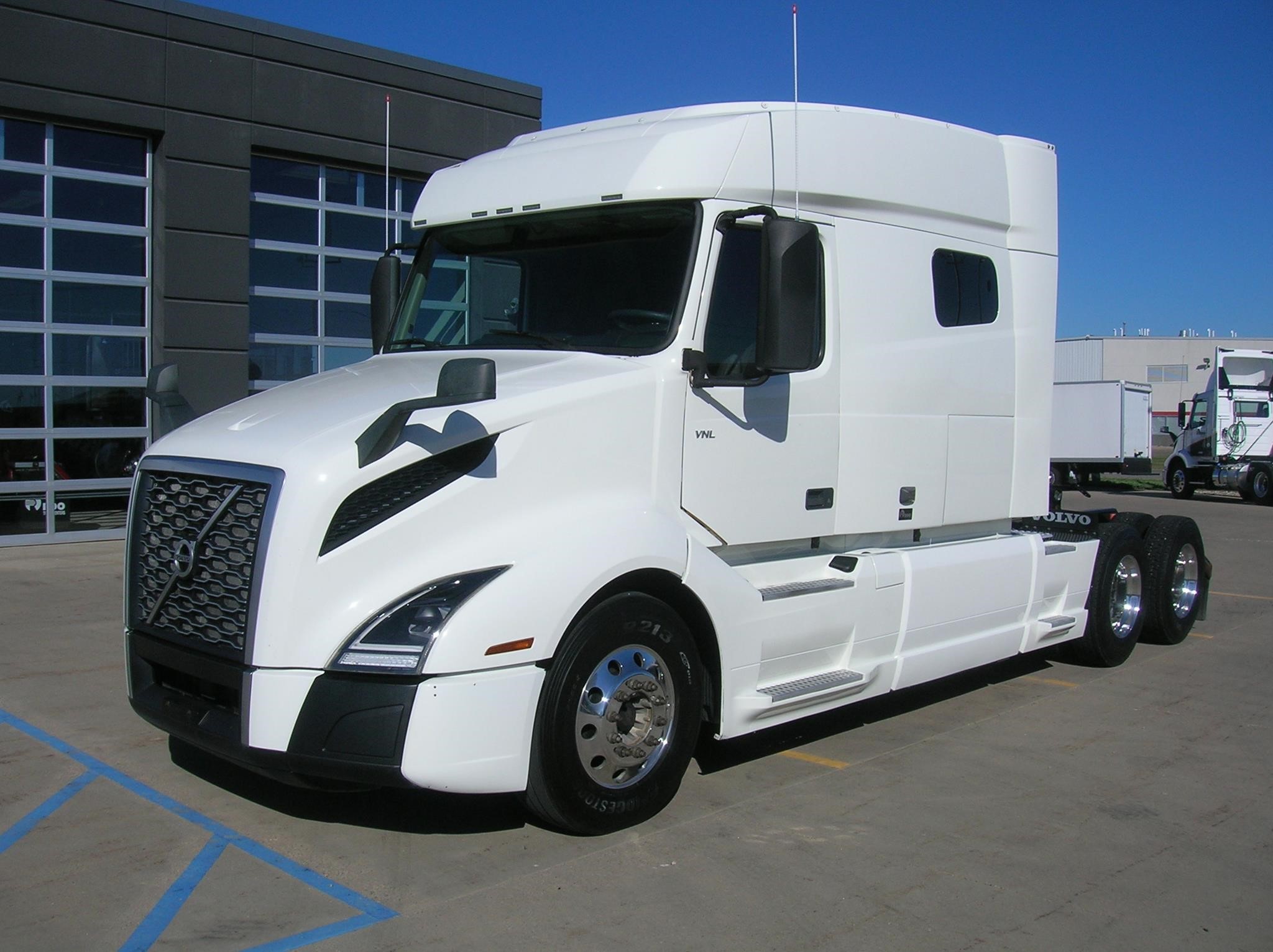 2020 VOLVO VNL64T740 - image 1 of 6