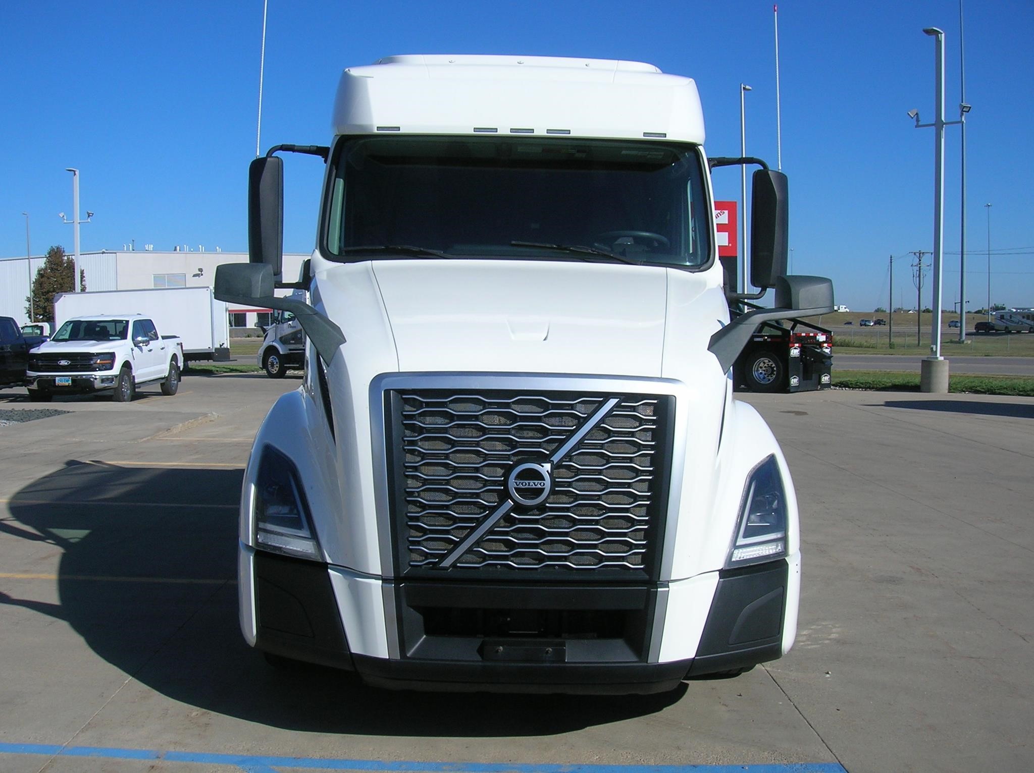 2020 VOLVO VNL64T740 - image 2 of 6