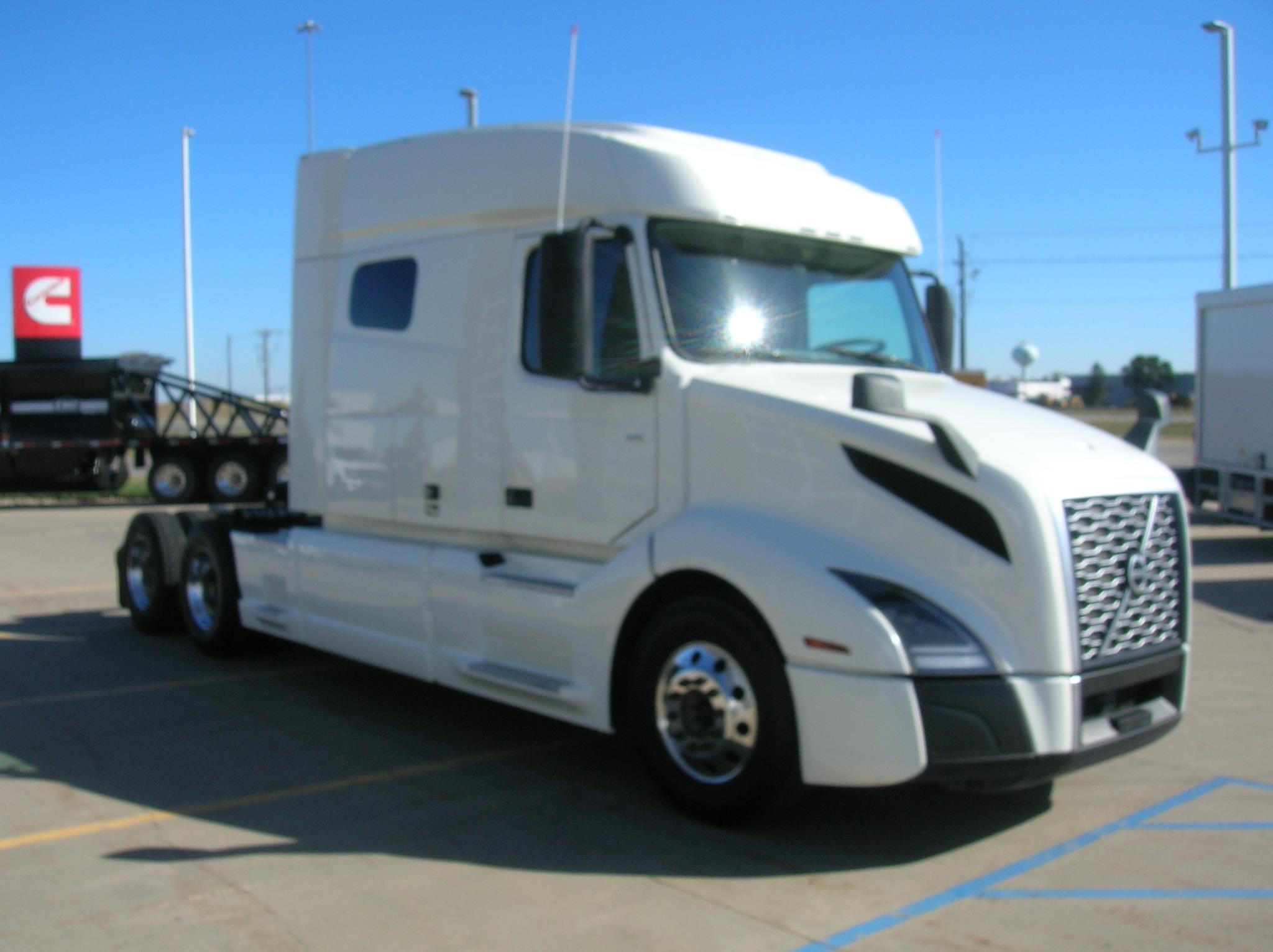 2020 VOLVO VNL64T740 - image 3 of 6