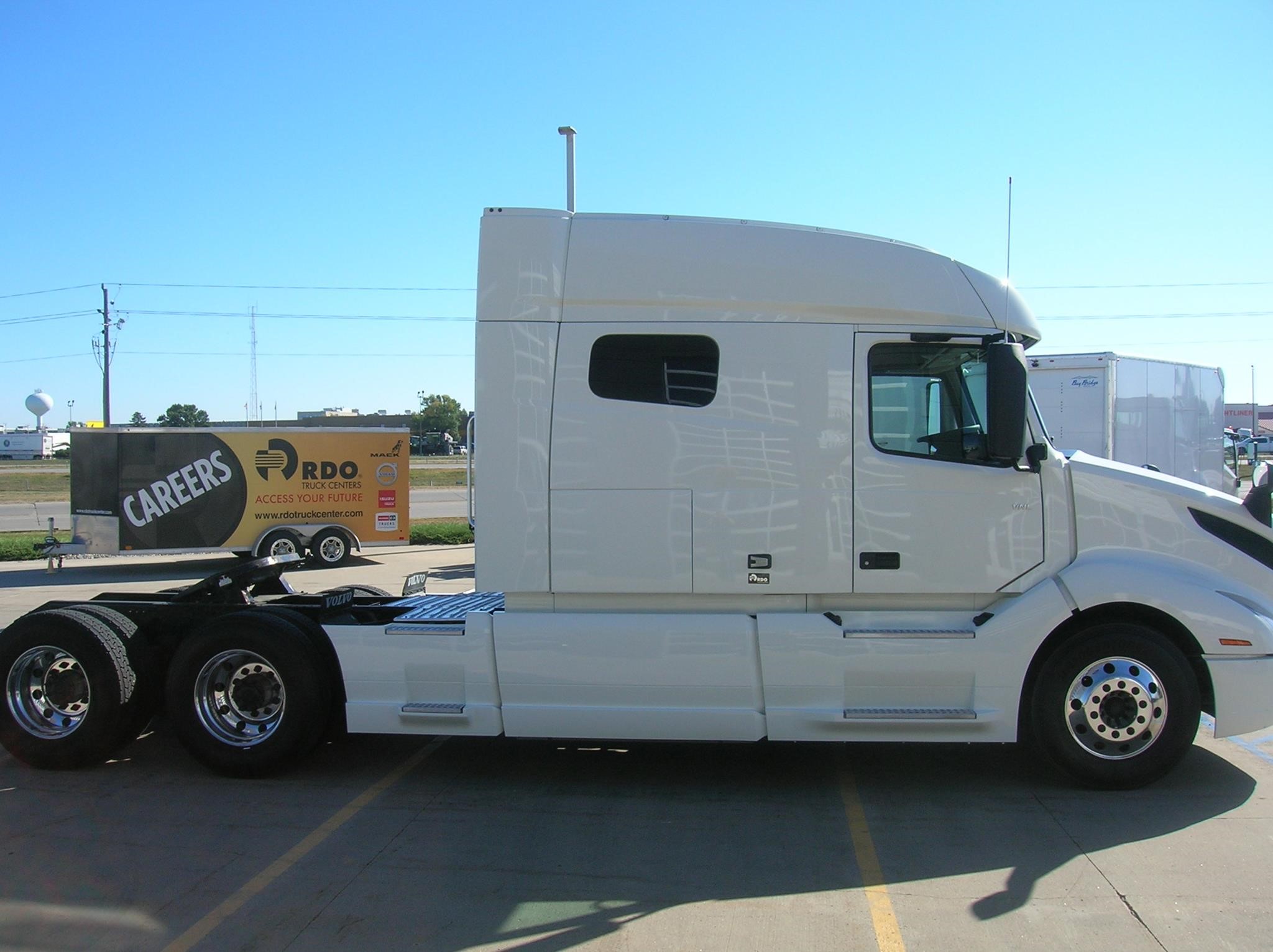 2020 VOLVO VNL64T740 - image 4 of 6