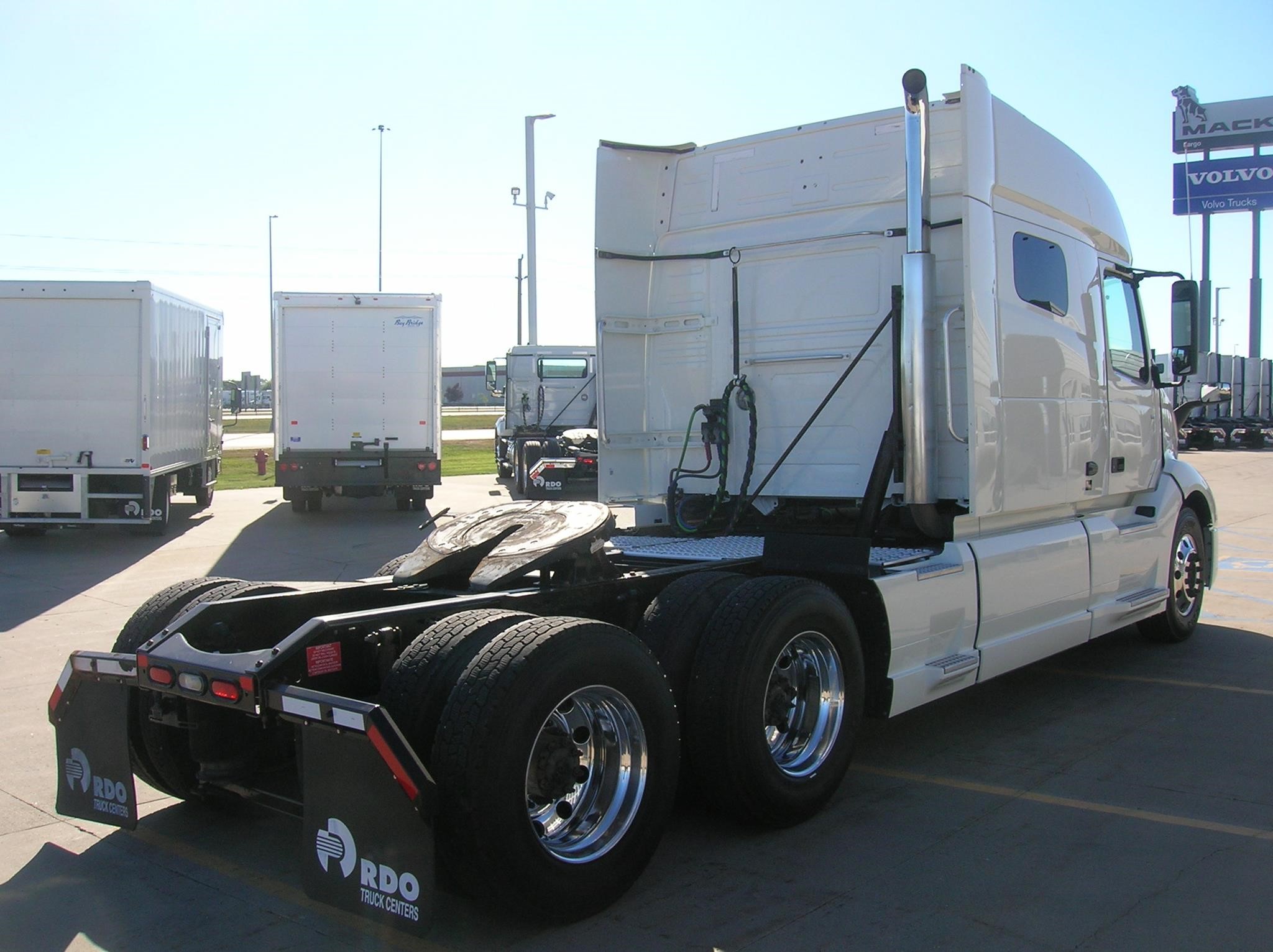 2020 VOLVO VNL64T740 - image 5 of 6