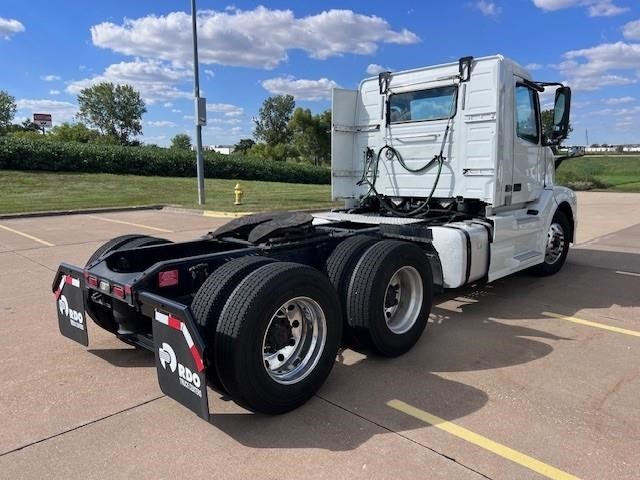 2018 VOLVO VNL64T300 - image 5 of 6