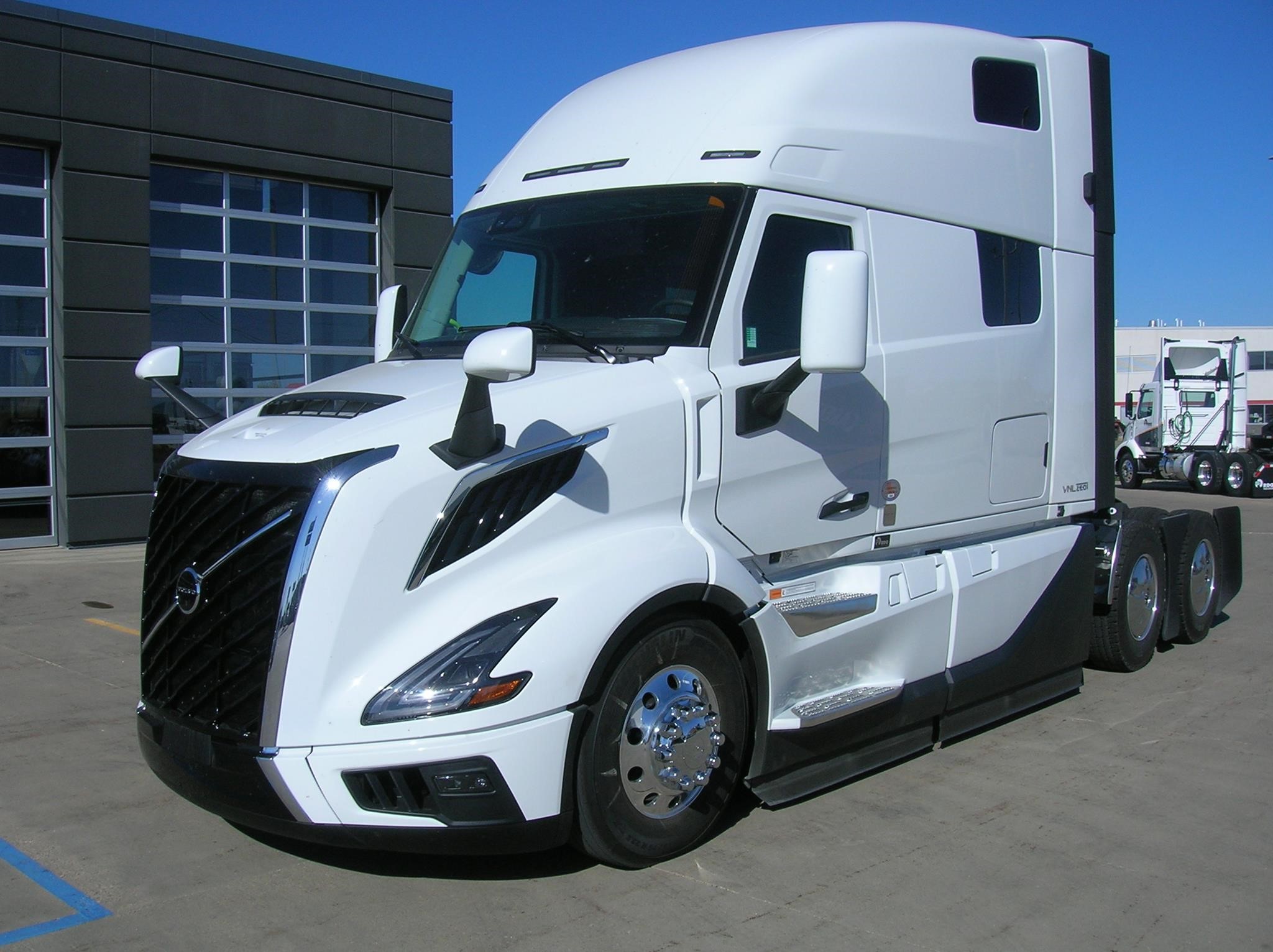 2025 VOLVO VNL64T860 - image 1 of 6