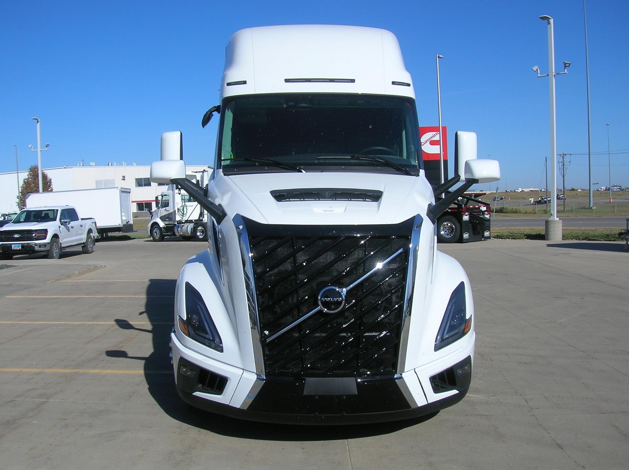 2025 VOLVO VNL64T860 - image 2 of 6