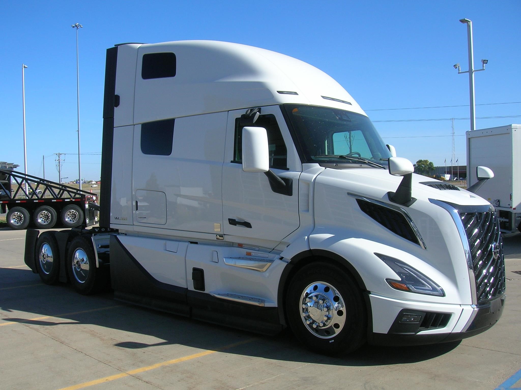 2025 VOLVO VNL64T860 - image 3 of 6