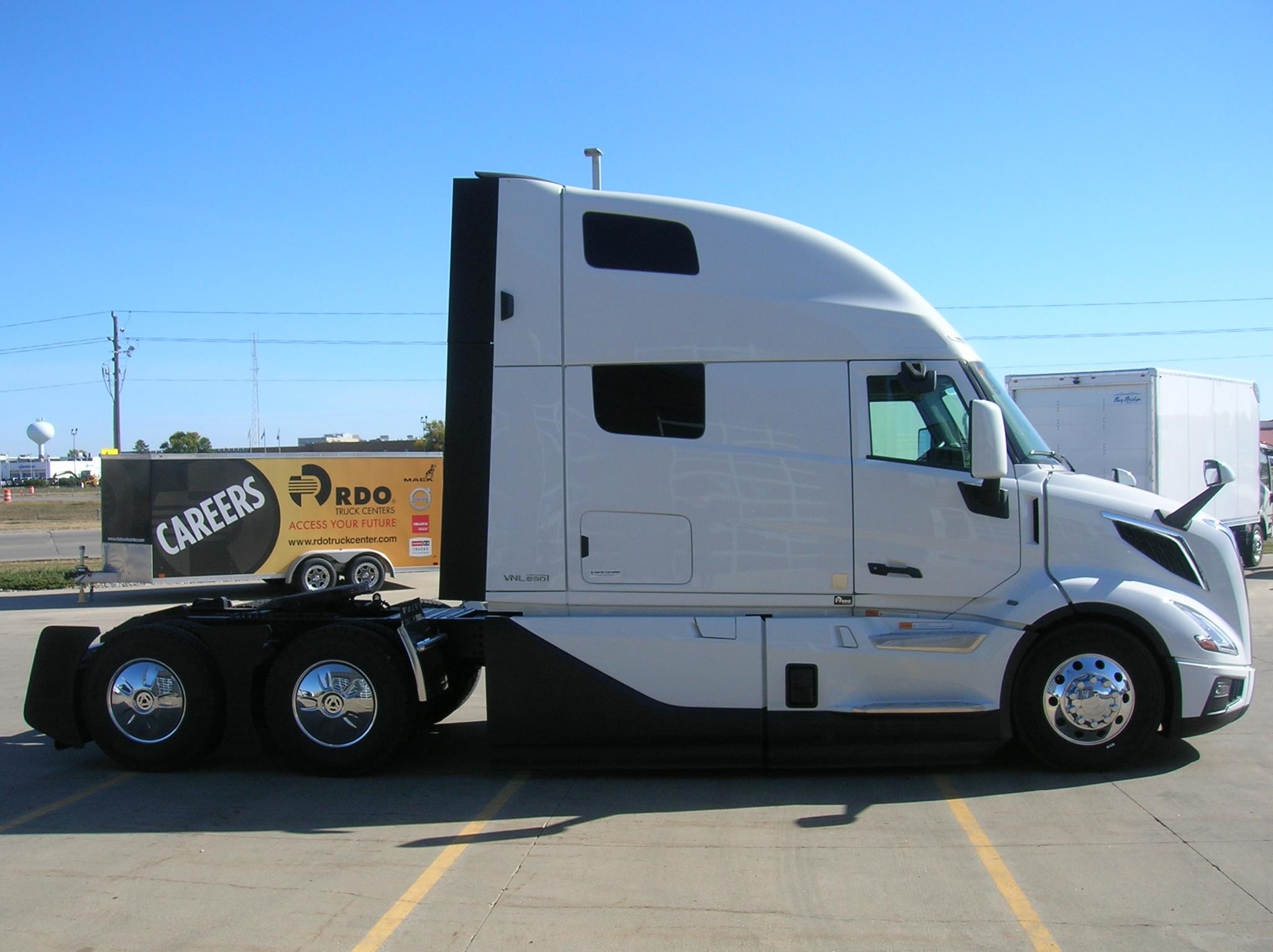 2025 VOLVO VNL64T860 - image 4 of 6