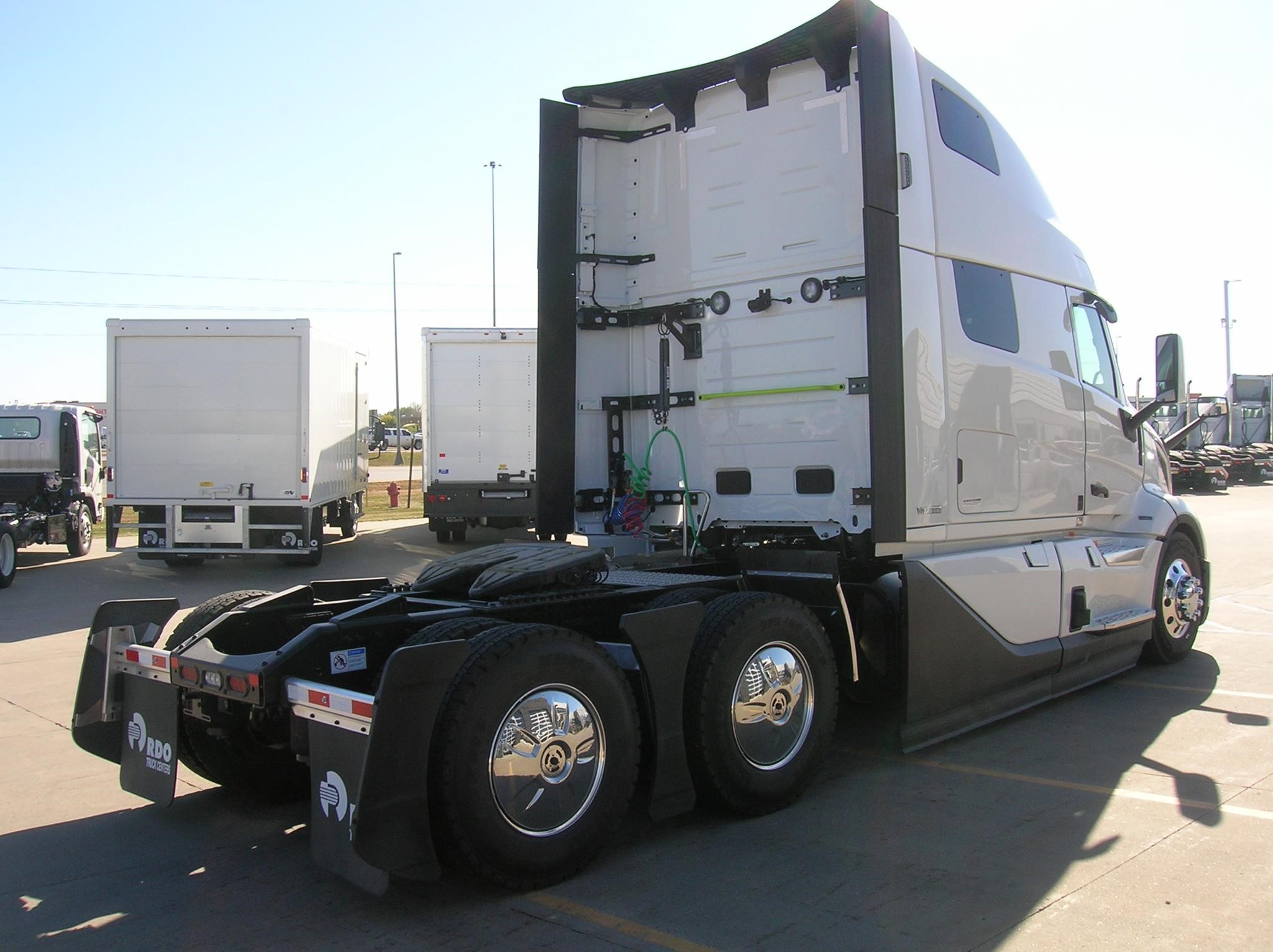 2025 VOLVO VNL64T860 - image 5 of 6