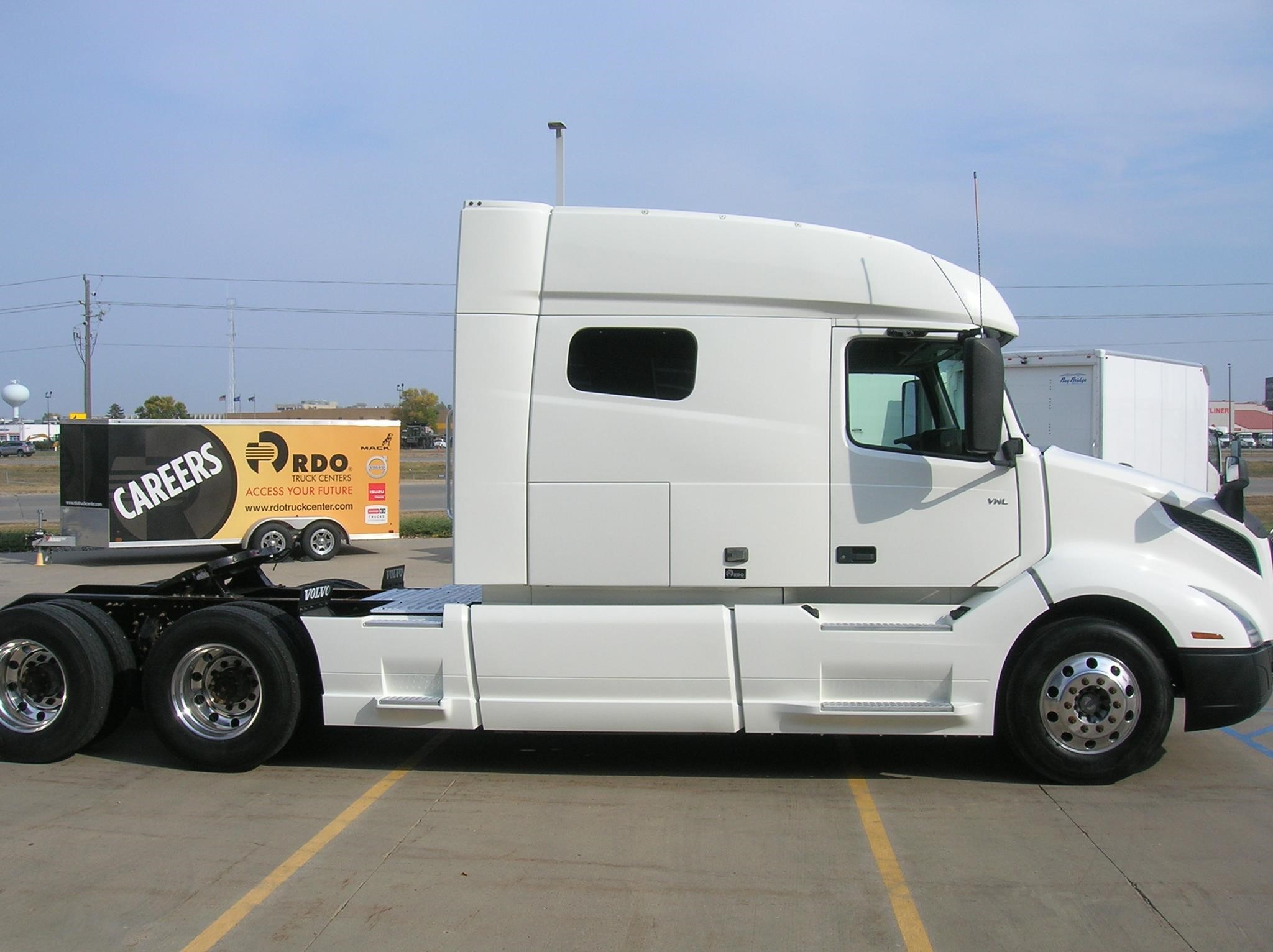 2020 VOLVO VNL64T740 - image 4 of 6