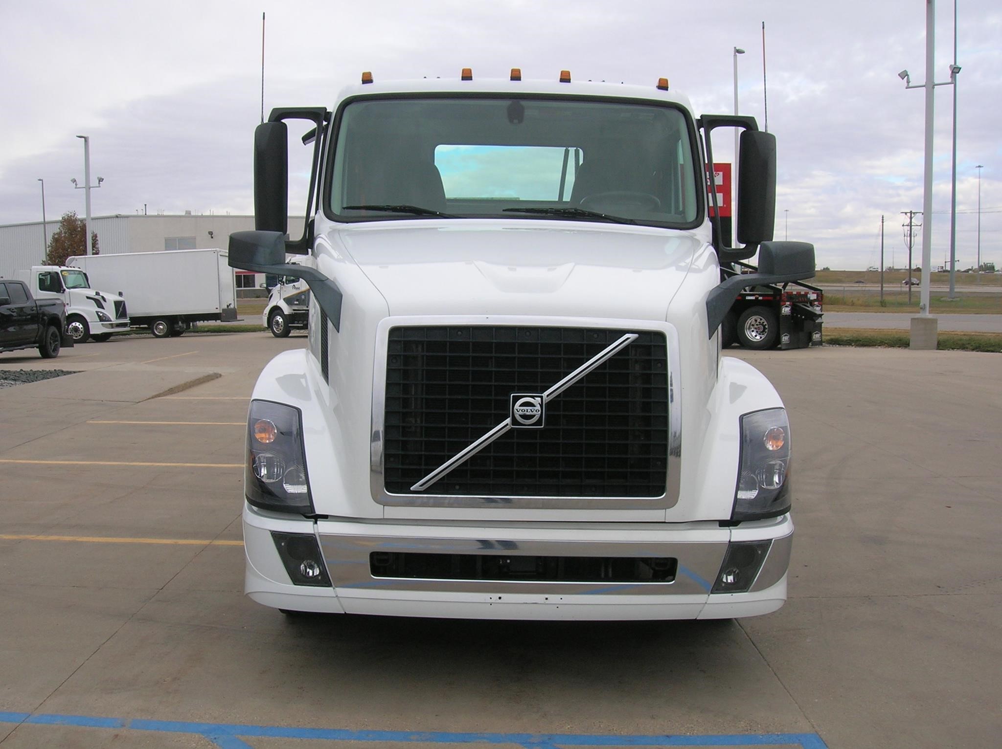 2018 VOLVO VNL64T300 - image 2 of 6