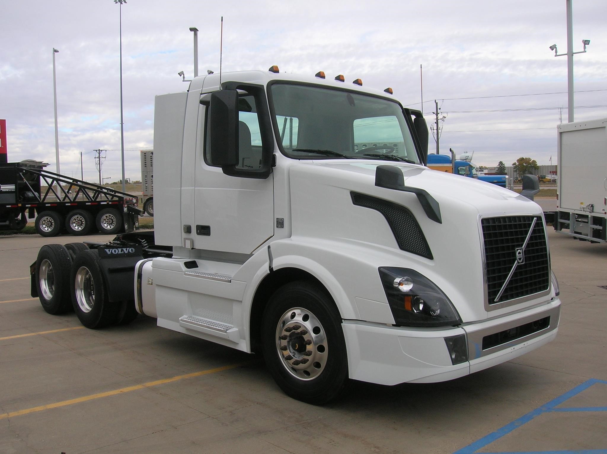 2018 VOLVO VNL64T300 - image 3 of 6