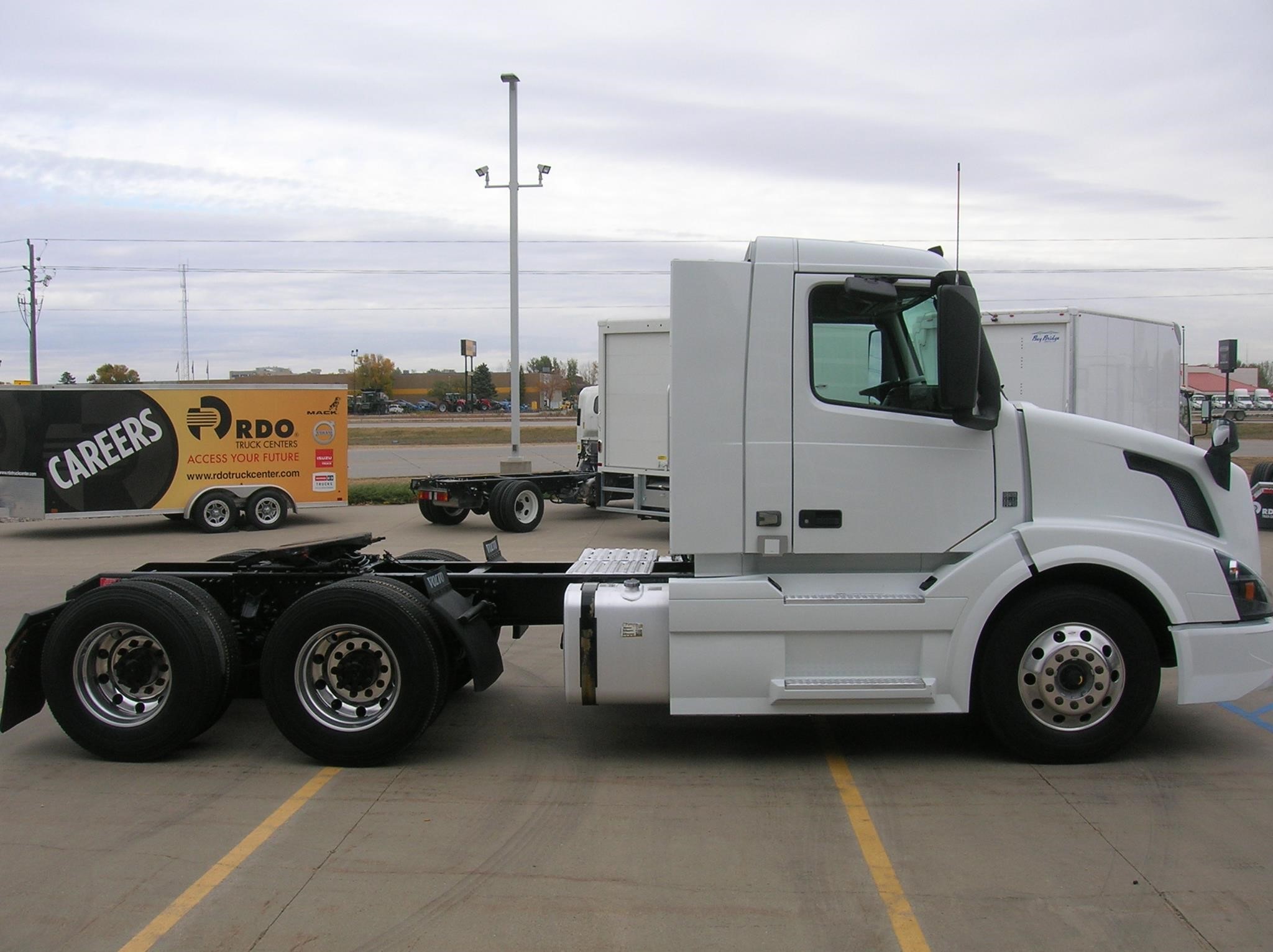 2018 VOLVO VNL64T300 - image 4 of 6