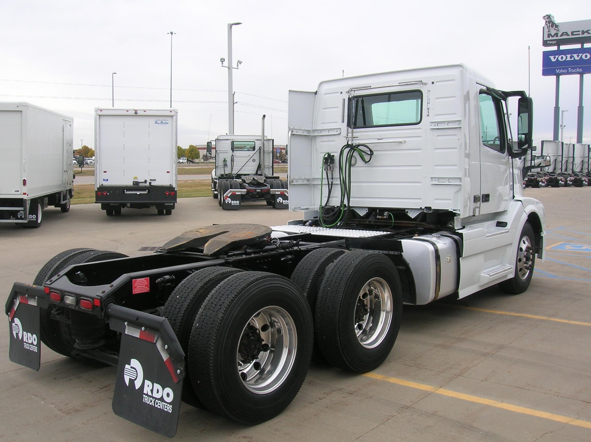 2018 VOLVO VNL64T300 - image 5 of 6