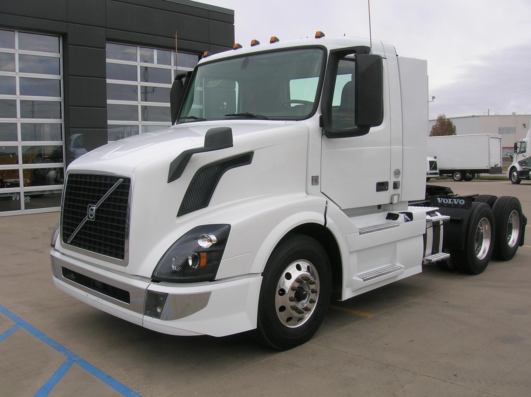 2018 VOLVO VNL64T300 - image 1 of 6