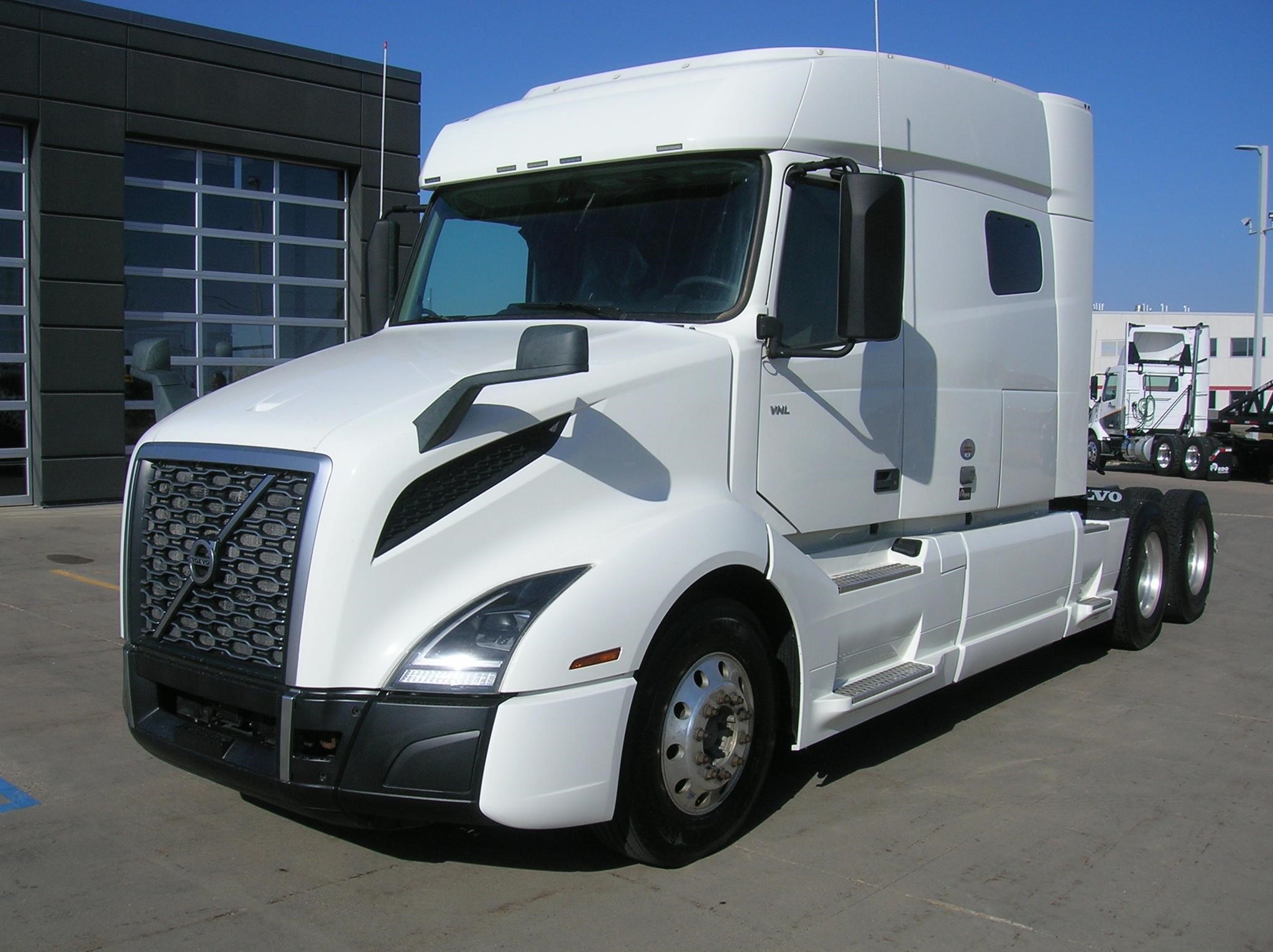 2019 VOLVO VNL64T740 - image 1 of 6