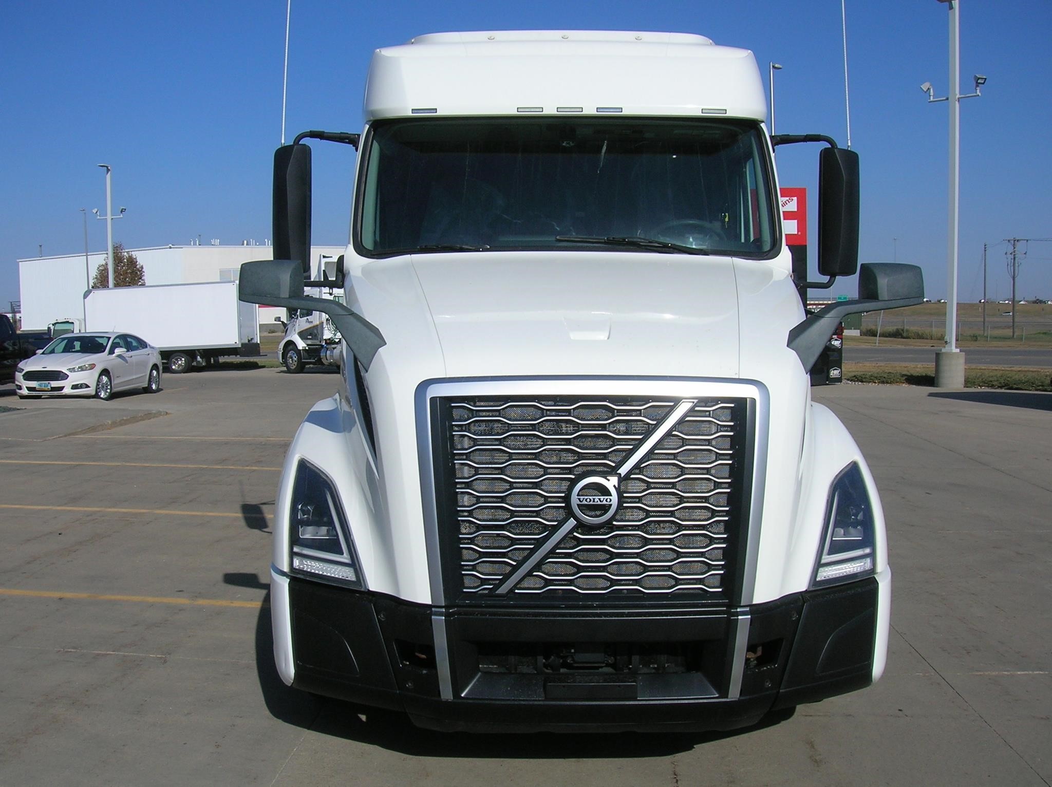 2019 VOLVO VNL64T740 - image 2 of 6