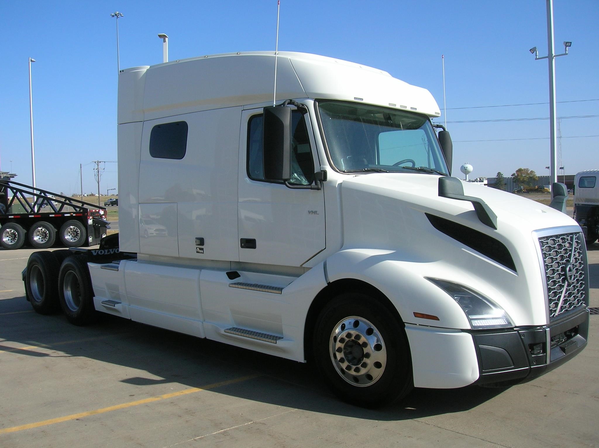 2019 VOLVO VNL64T740 - image 3 of 6