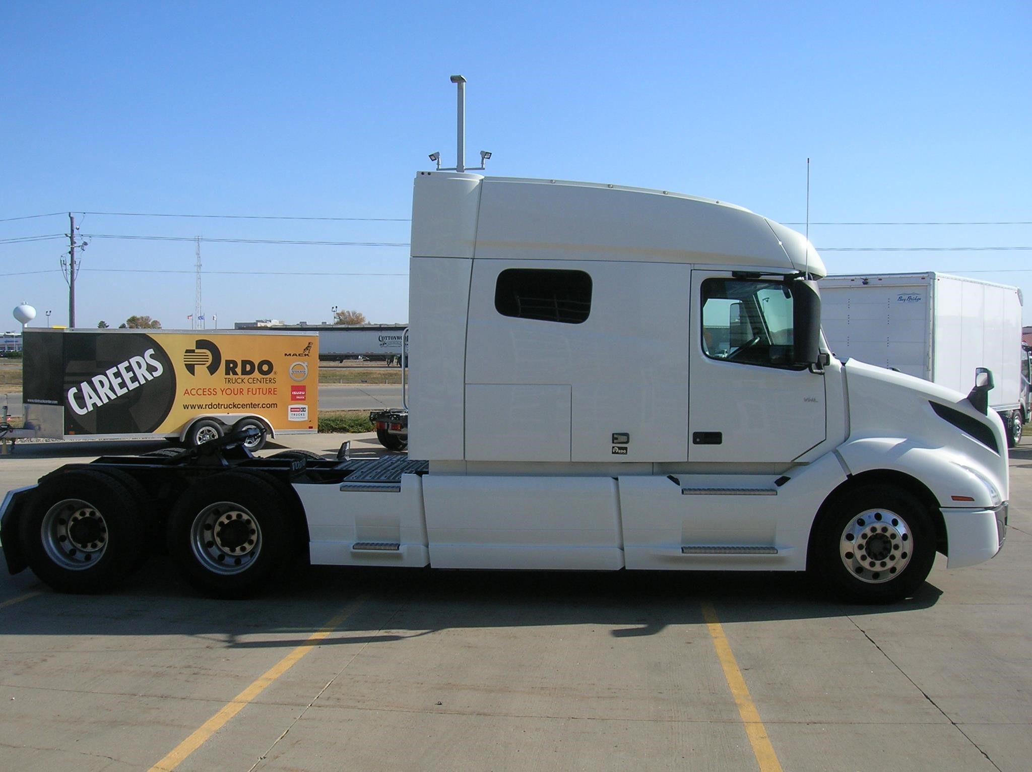 2019 VOLVO VNL64T740 - image 4 of 6