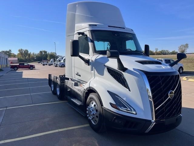 2025 VOLVO VNL64T300 - image 3 of 6