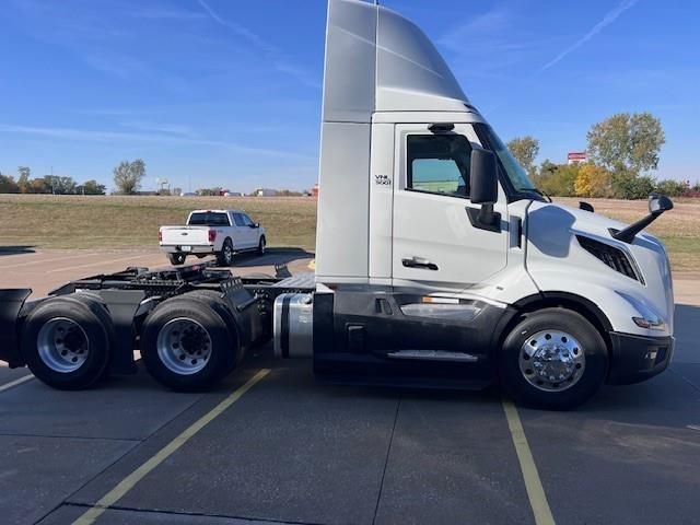 2025 VOLVO VNL64T300 - image 4 of 6