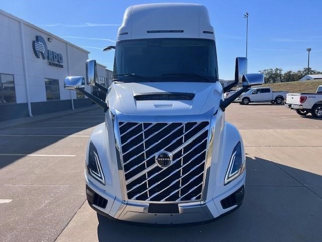 2025 VOLVO VNL64T860 - image 2 of 6